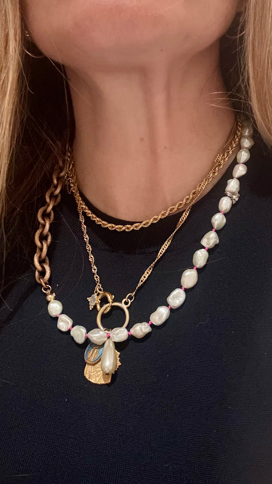 Collier de perles baroques sur fil rose et large chaîne diamantée