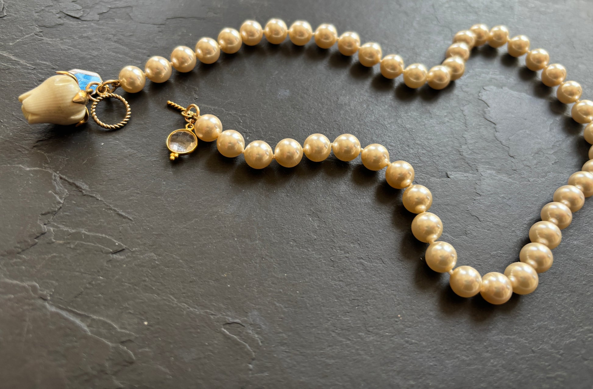 Collier de perles vintage , médaille, rose et cristal de roche - blissparis