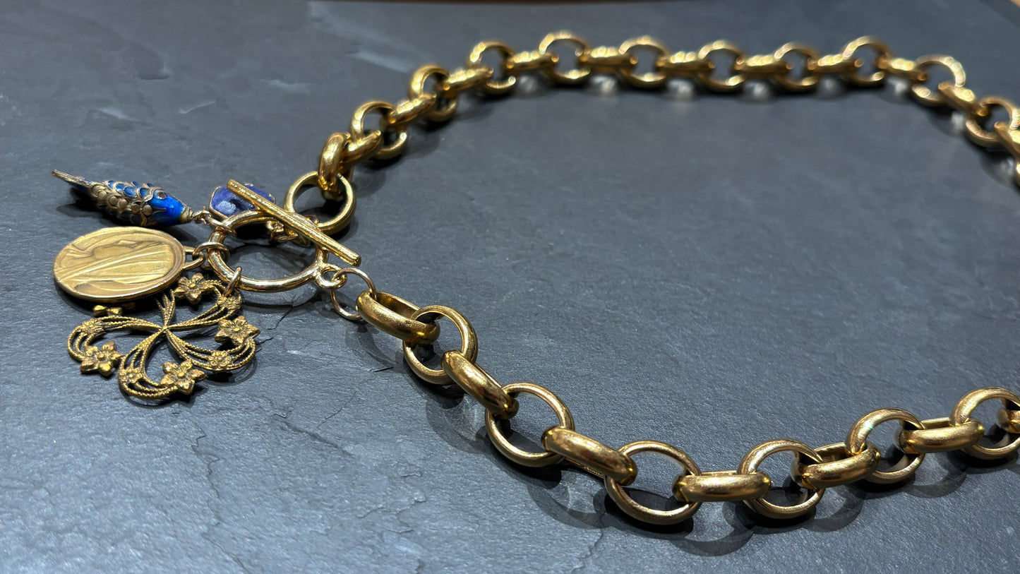 Collier grosse maille, poisson chinois et Vierge au Voile