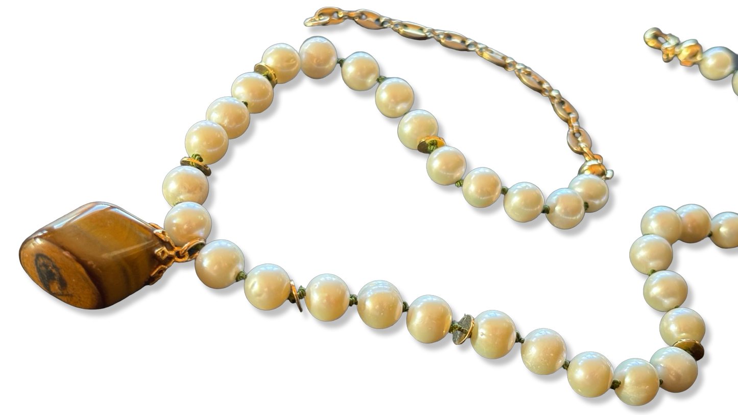 Collier de perles sur fil vert et Oeil de tigre