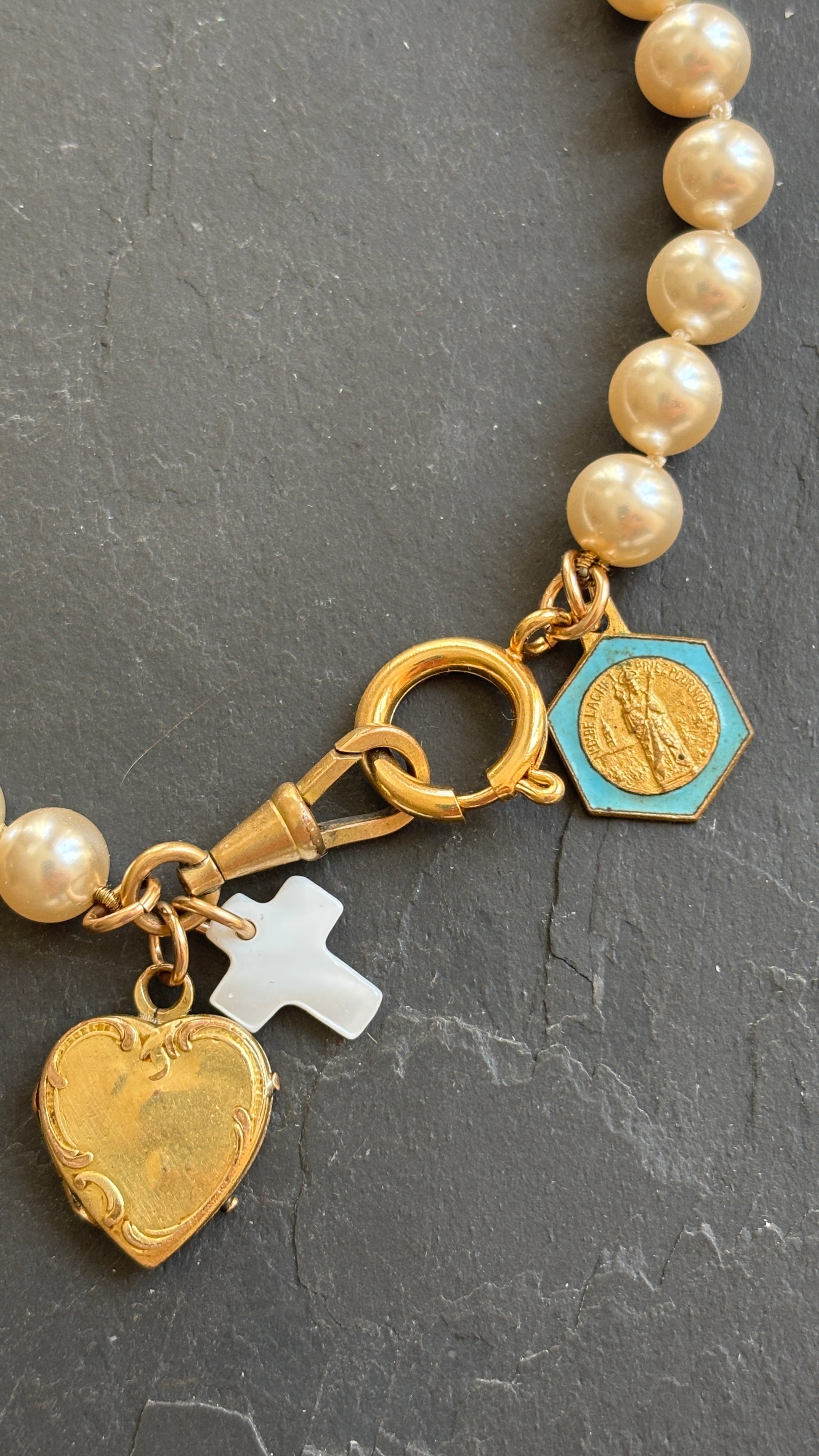 Collier de perles, cœur à secret et médaille de ND de Lachet - blissparis