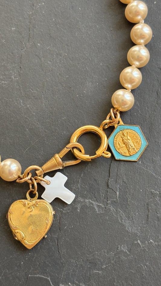 Collier de perles, cœur à secret et médaille de ND de Lachet - blissparis