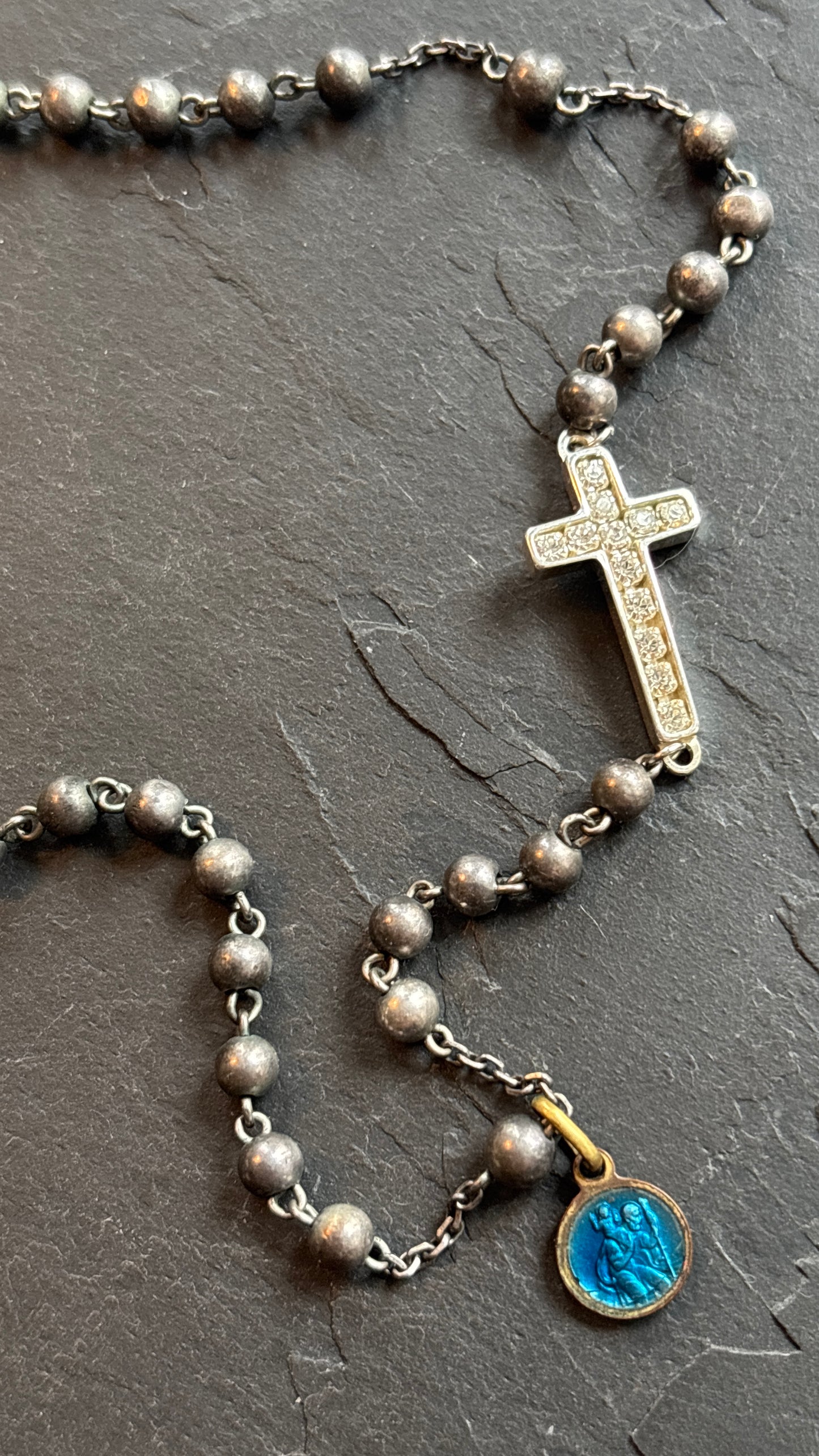 Collier chapelet en perles d’inox, médaille émaillée et croix strassée - blissparis