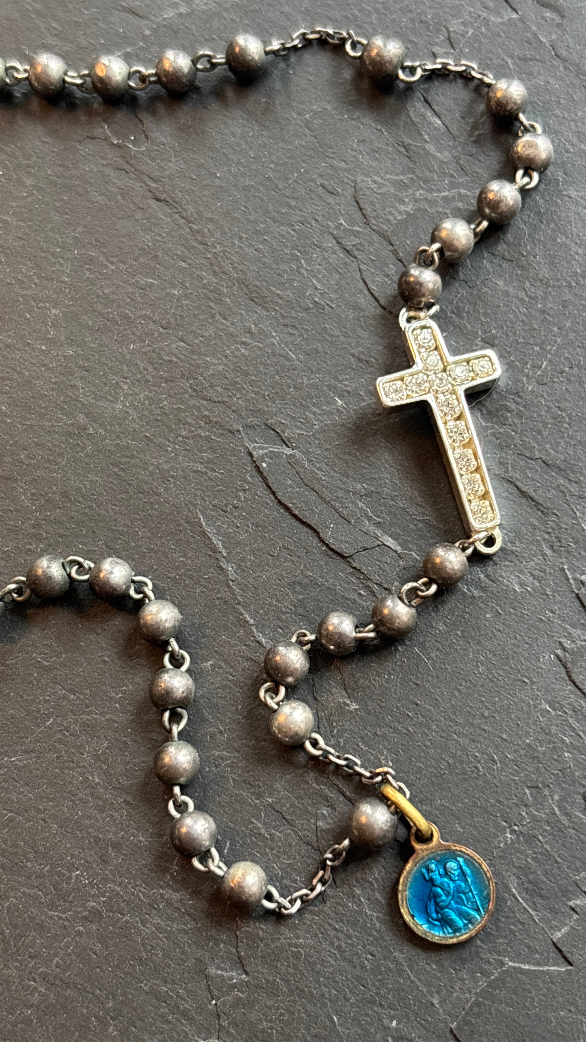 Collier chapelet en perles d’inox, médaille émaillée et croix strassée - blissparis