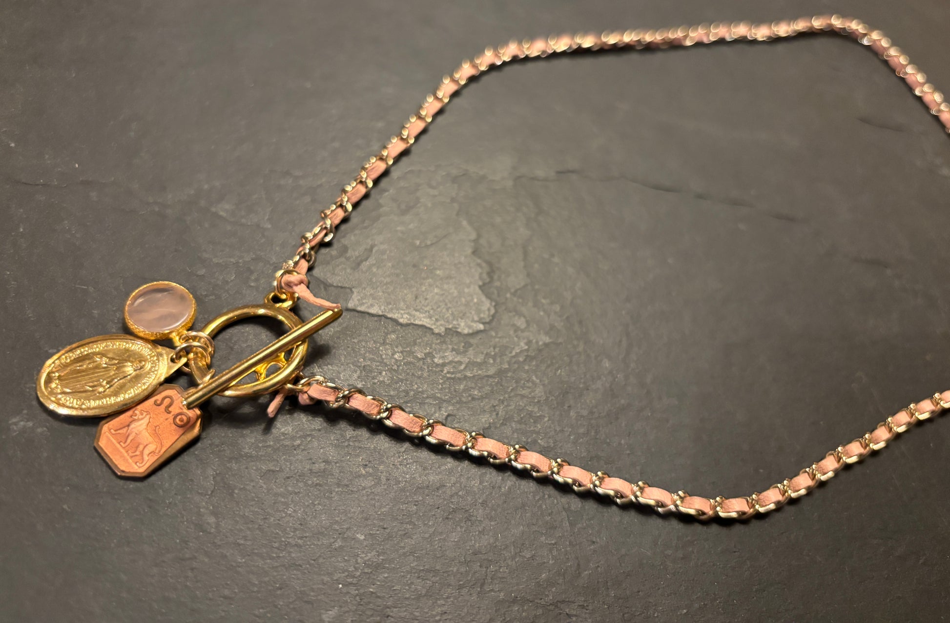 LION. Collier chaîne et cuir rose, quartz et médailles - blissparis