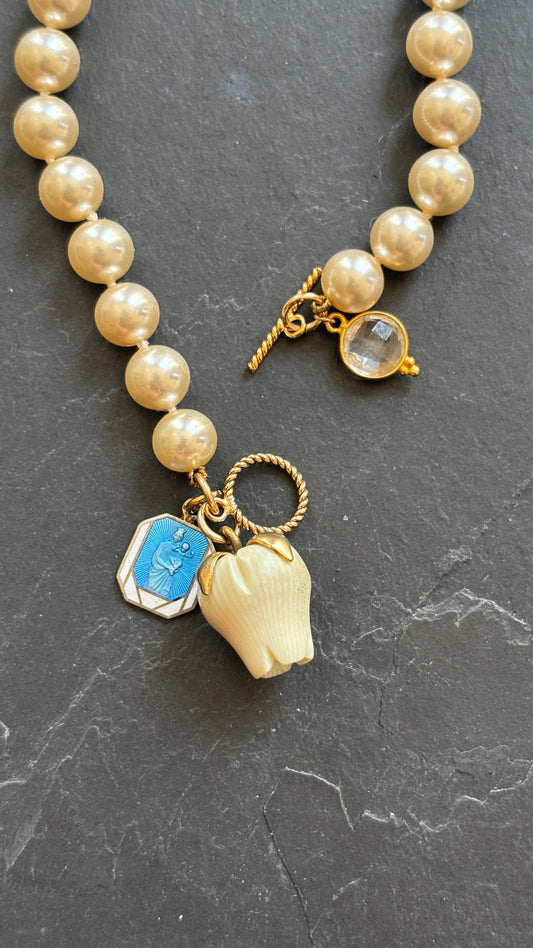 Collier de perles vintage , médaille, rose et cristal de roche - blissparis