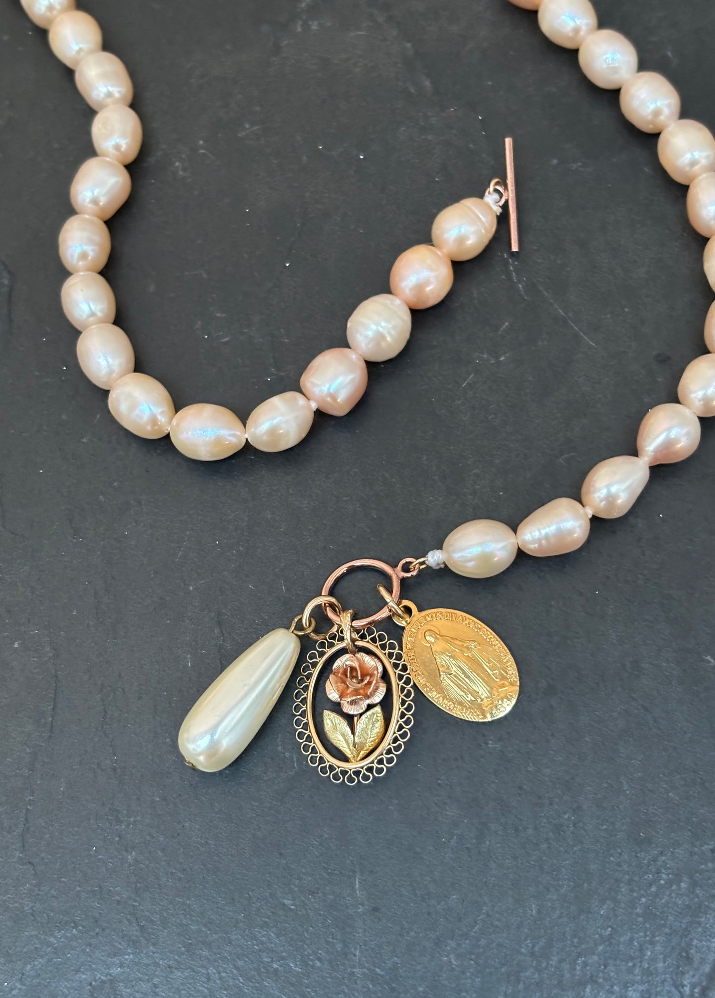 Collier de perles baroques rosées, pendentif à la rose, médaille miraculeuse