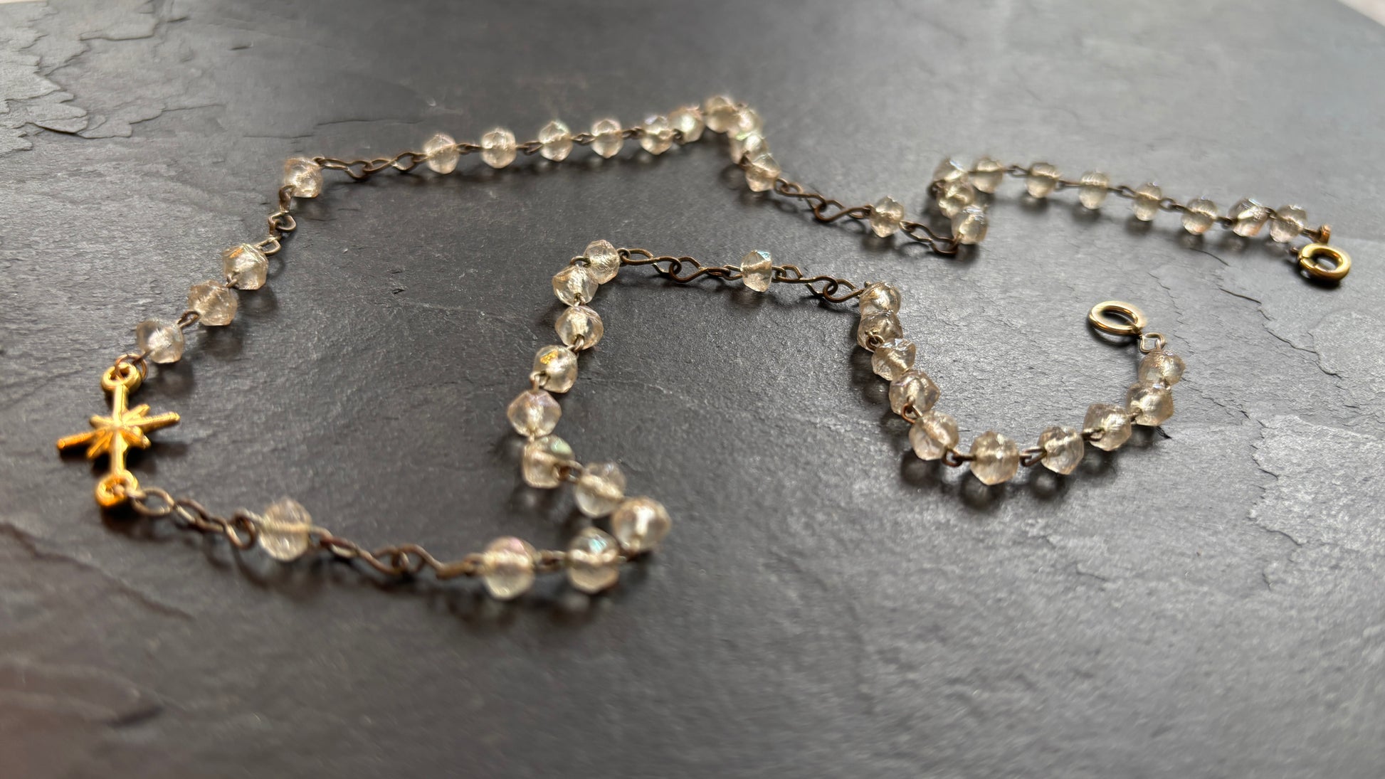 Collier chapelet en perles de verre et étoile - blissparis