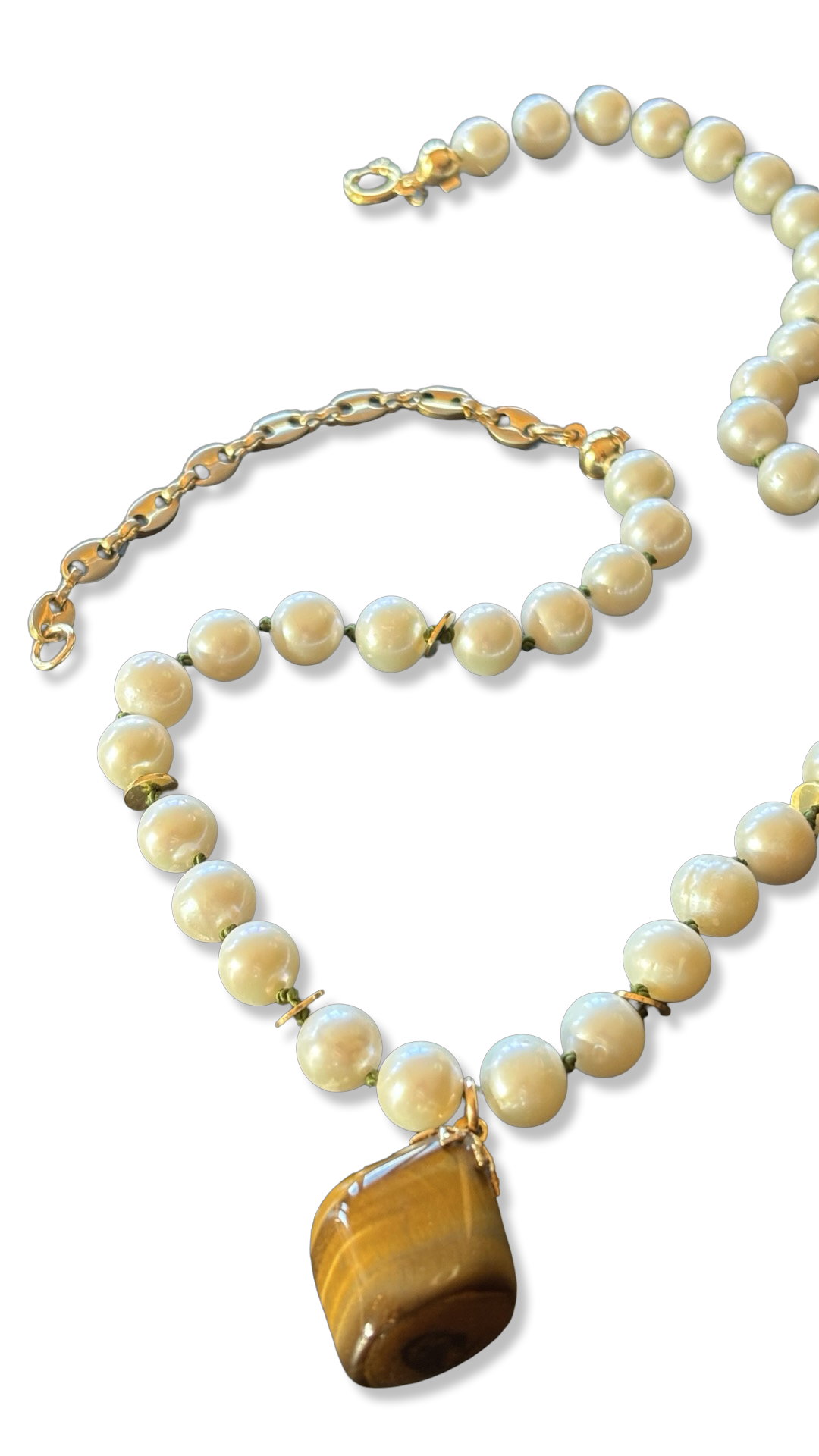 Collier de perles sur fil vert et Oeil de tigre