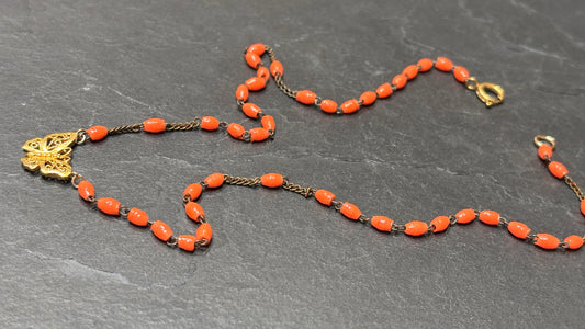Collier chapelet orange et papillon en filigrane