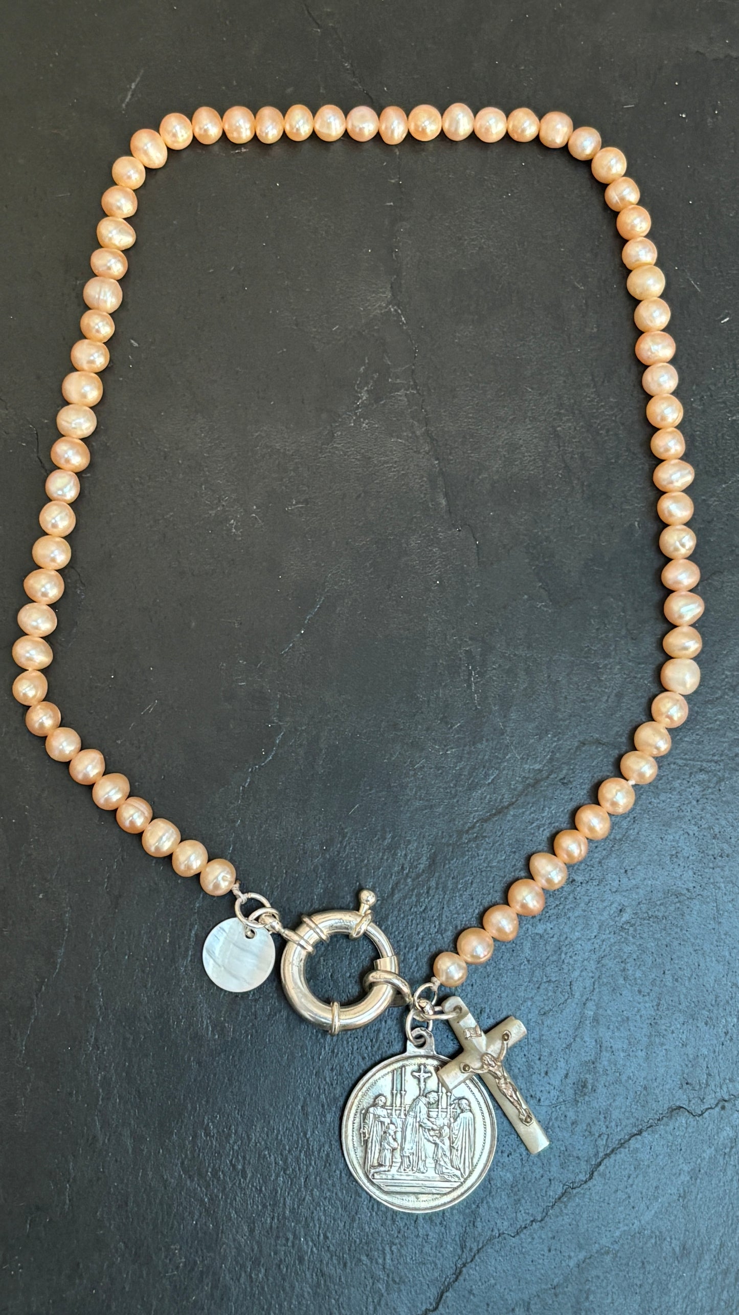 Collier de perles baroques rosées, médaille de Communion de 1879, croix de nacre