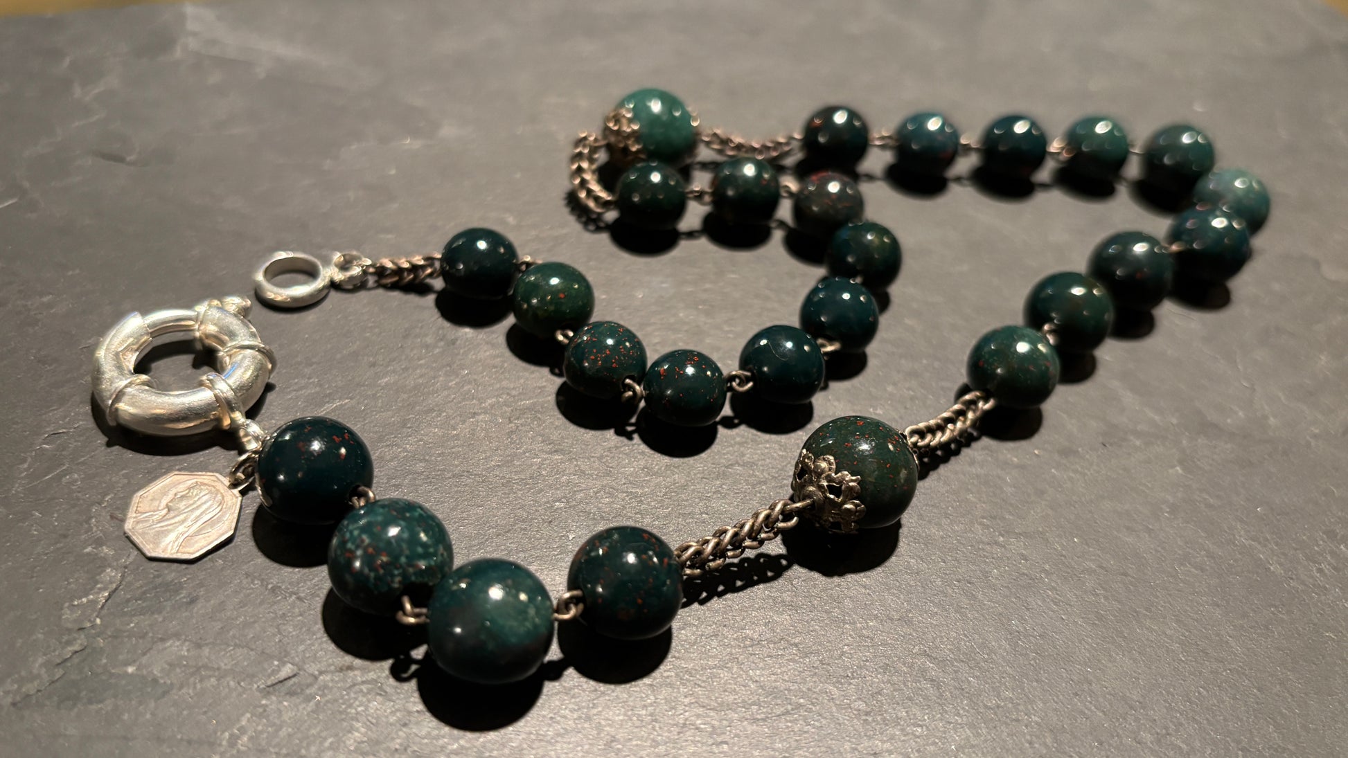 Collier chapelet en Calcédoine et Vierge au Voile - blissparis