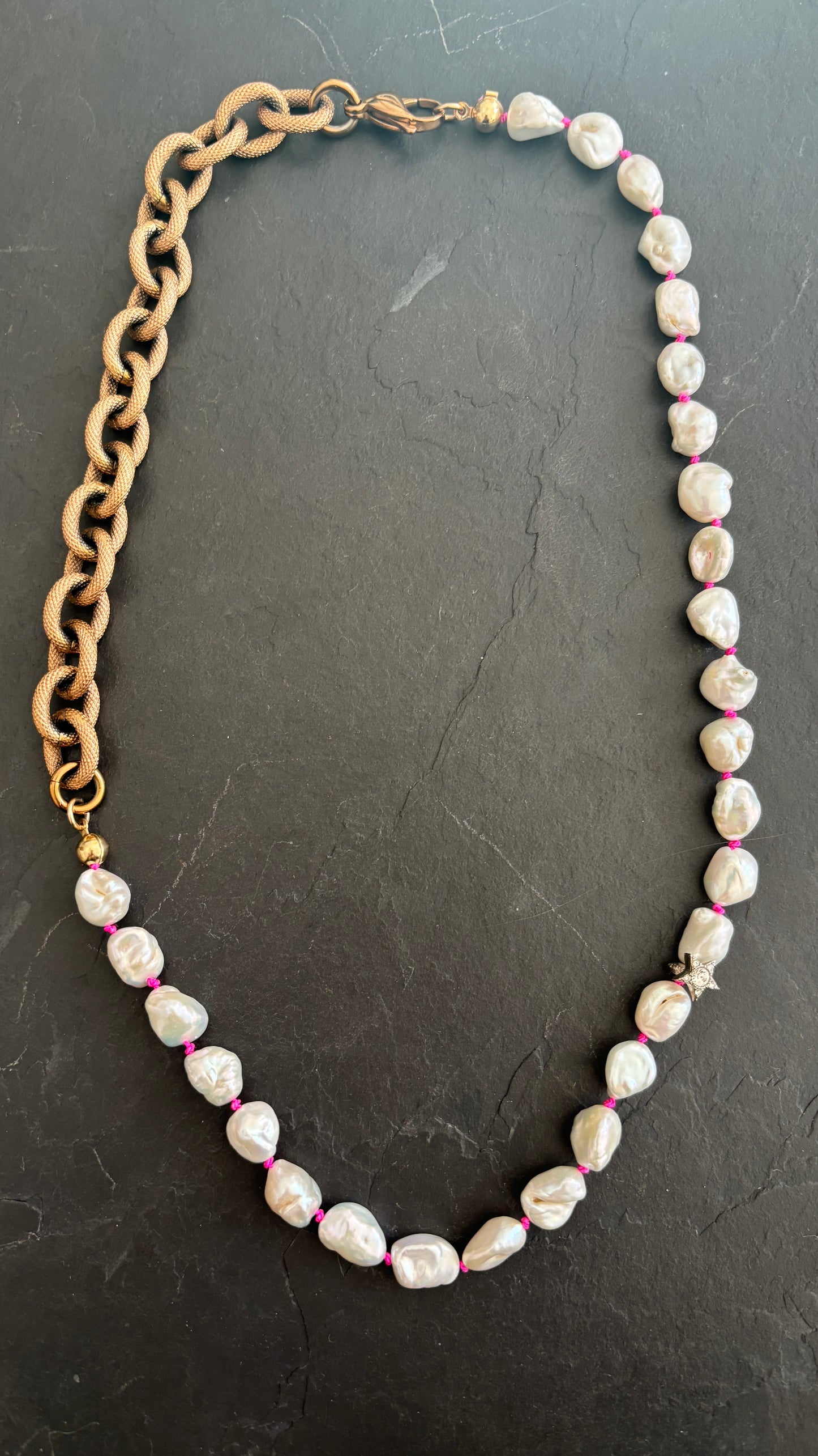 Collier de perles baroques sur fil rose et large chaîne diamantée