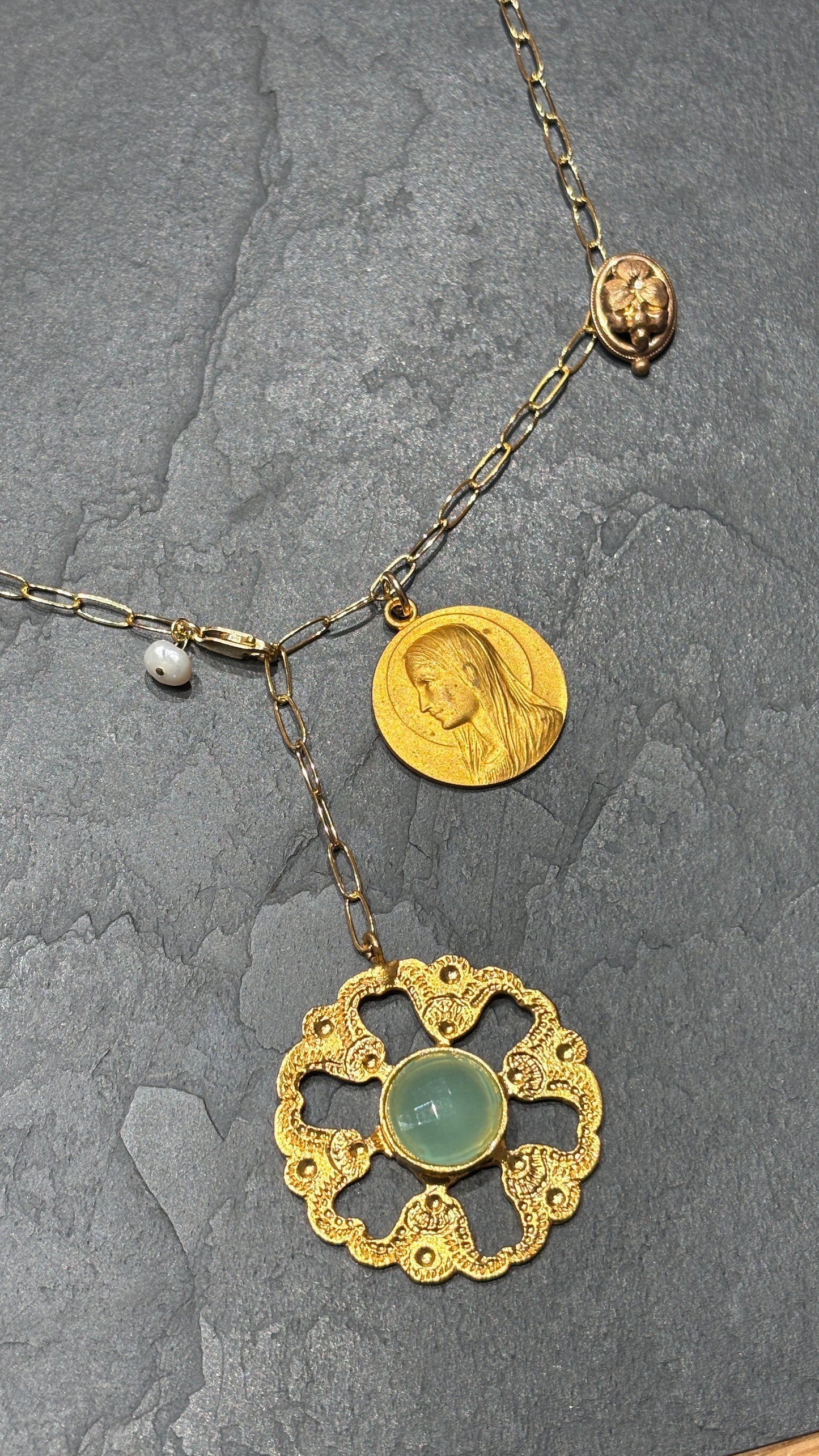 Collier lasso, motif floral et médaille ancienne