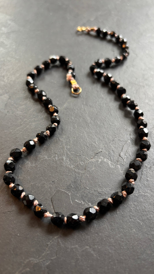 Collier en perles de jais - blissparis