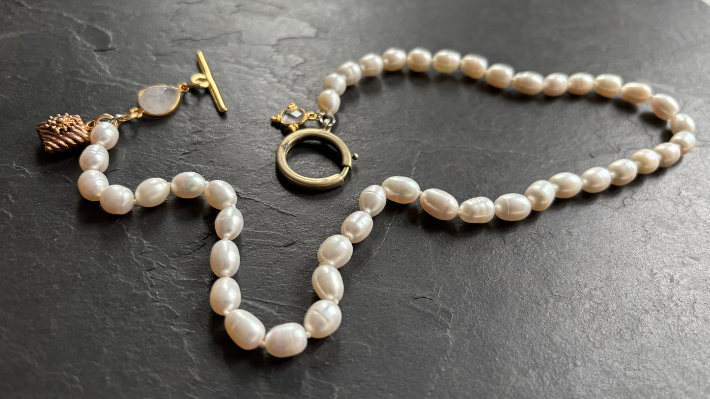 Collier de perles d’eau douce, quartz rose et médaillon ancien