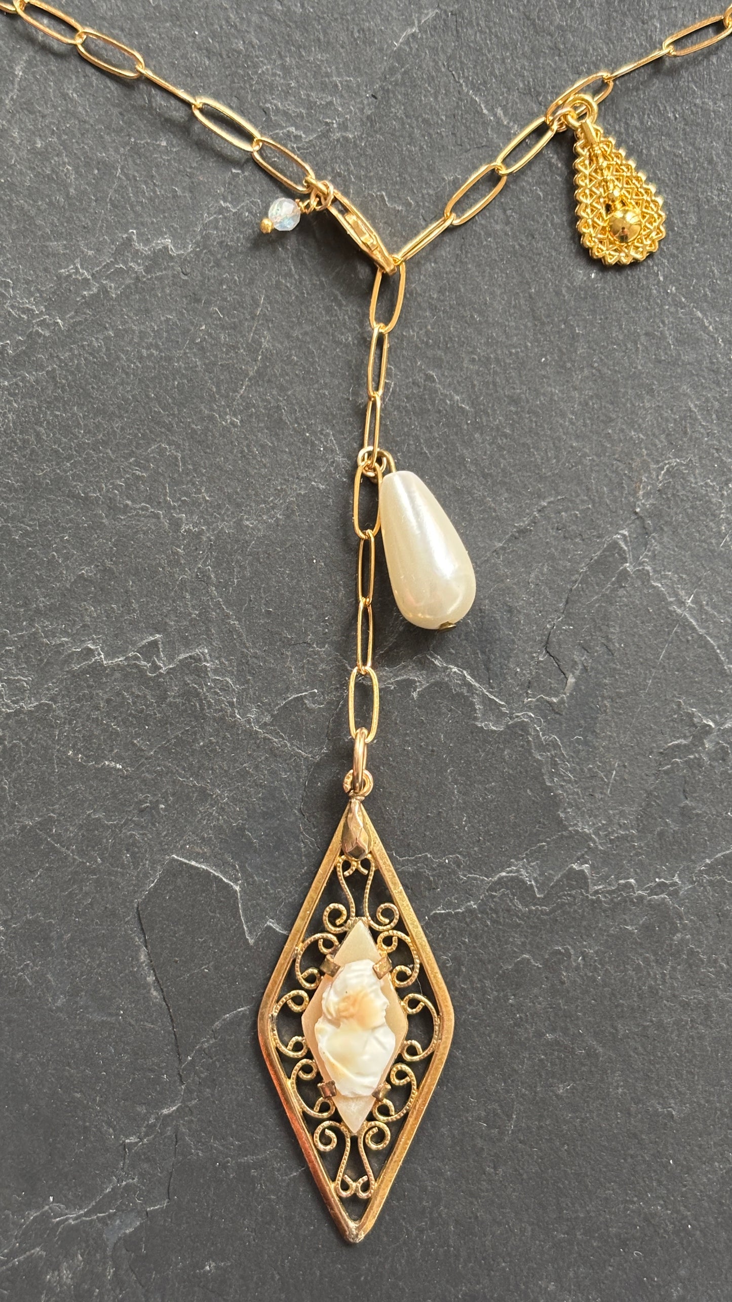 Collier lasso , Camee Art Deco et perle fantaisie