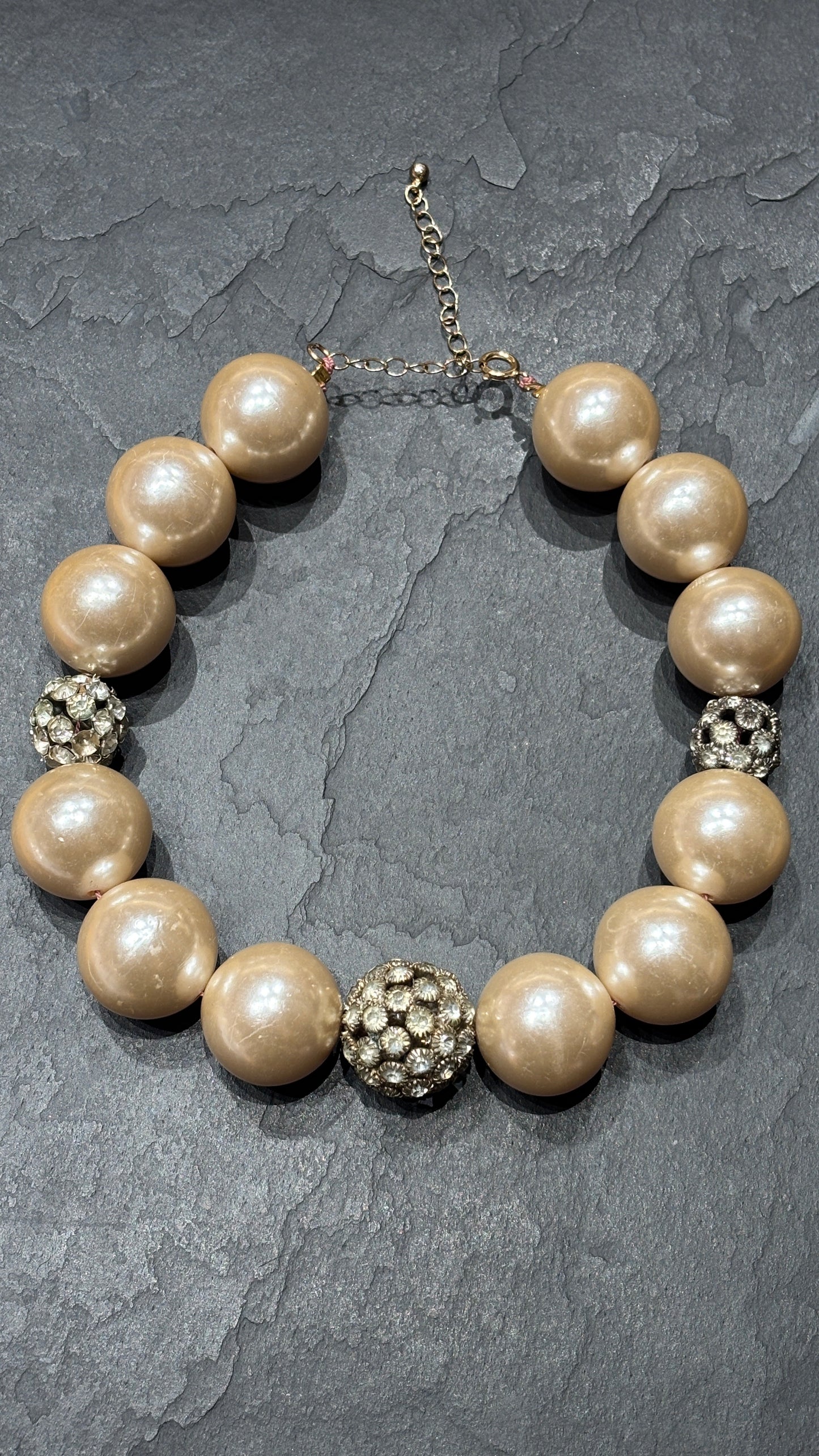 Collier de larges perles et strass