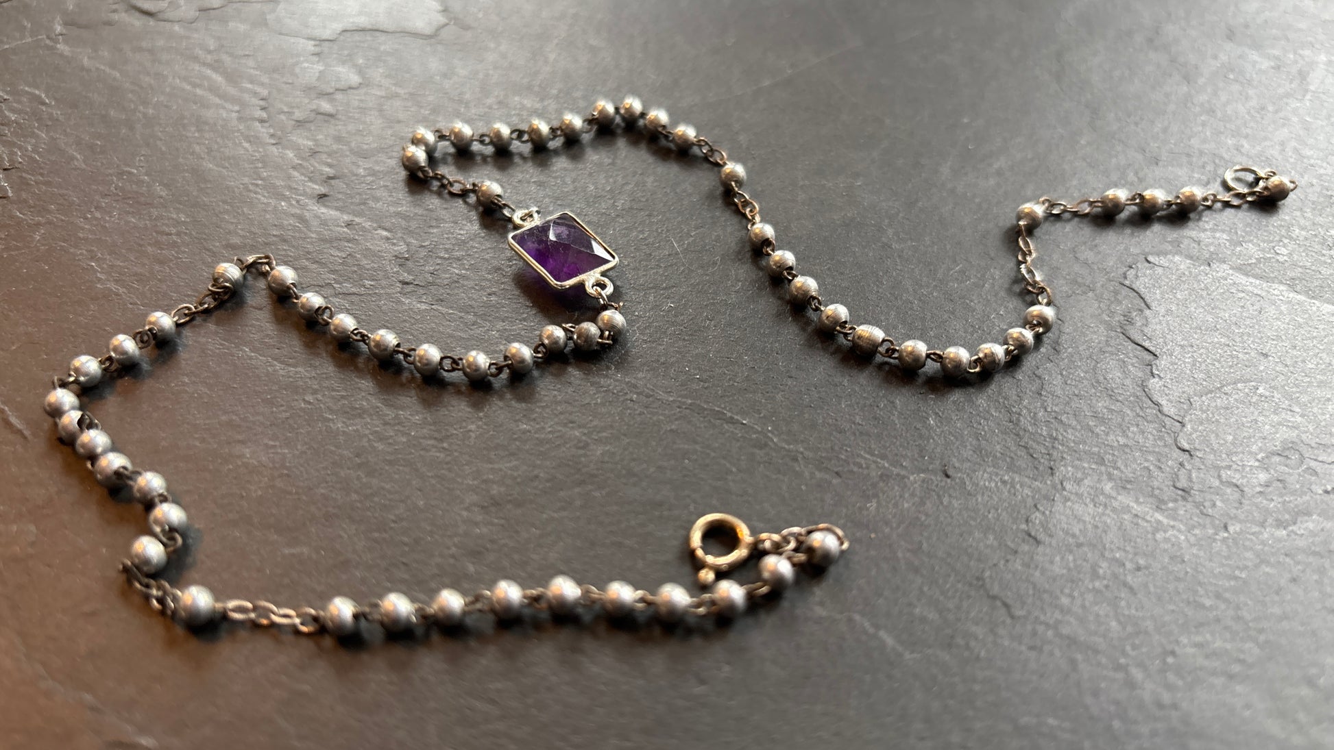 Collier chapelet en perles d’acier et amethyste - blissparis
