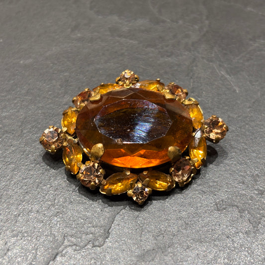 Broche en strass cognac