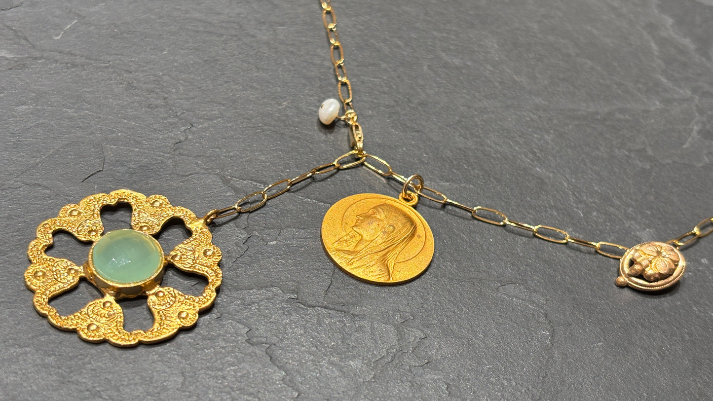 Collier lasso, motif floral et médaille ancienne