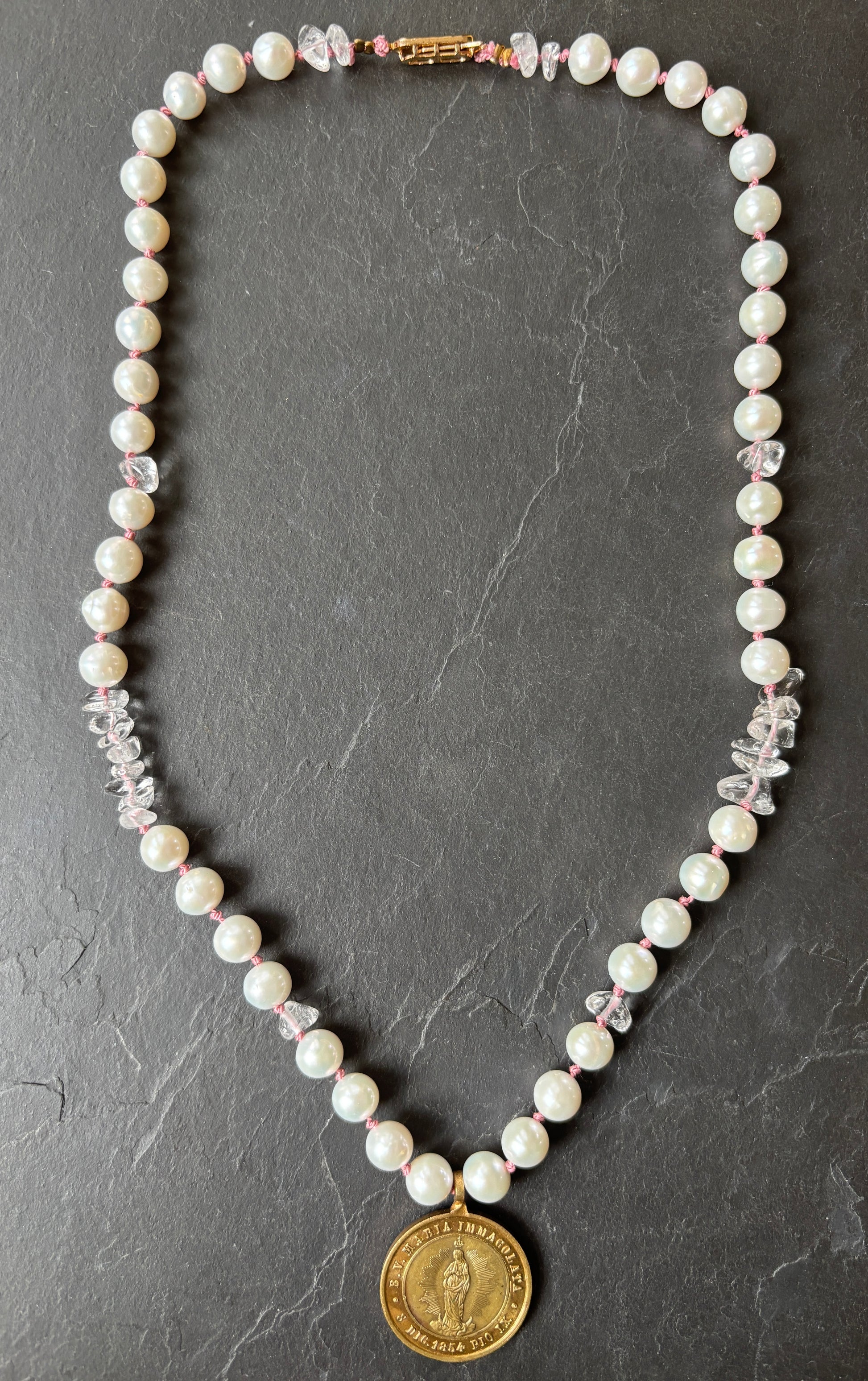 Collier de perles et cristal de roche noués, vierge ancienne - blissparis