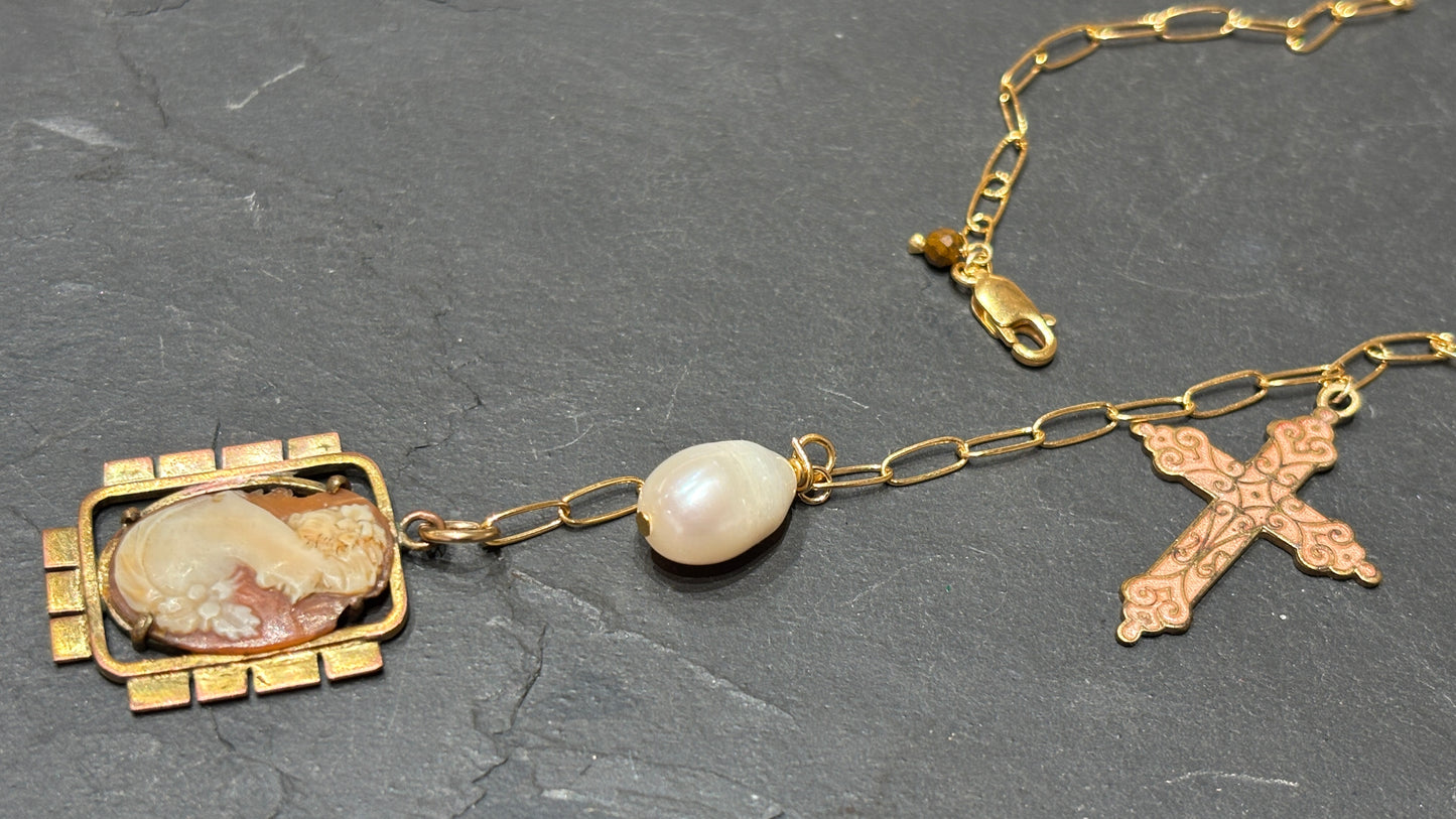 Collier lasso, Camée et croix émaillée