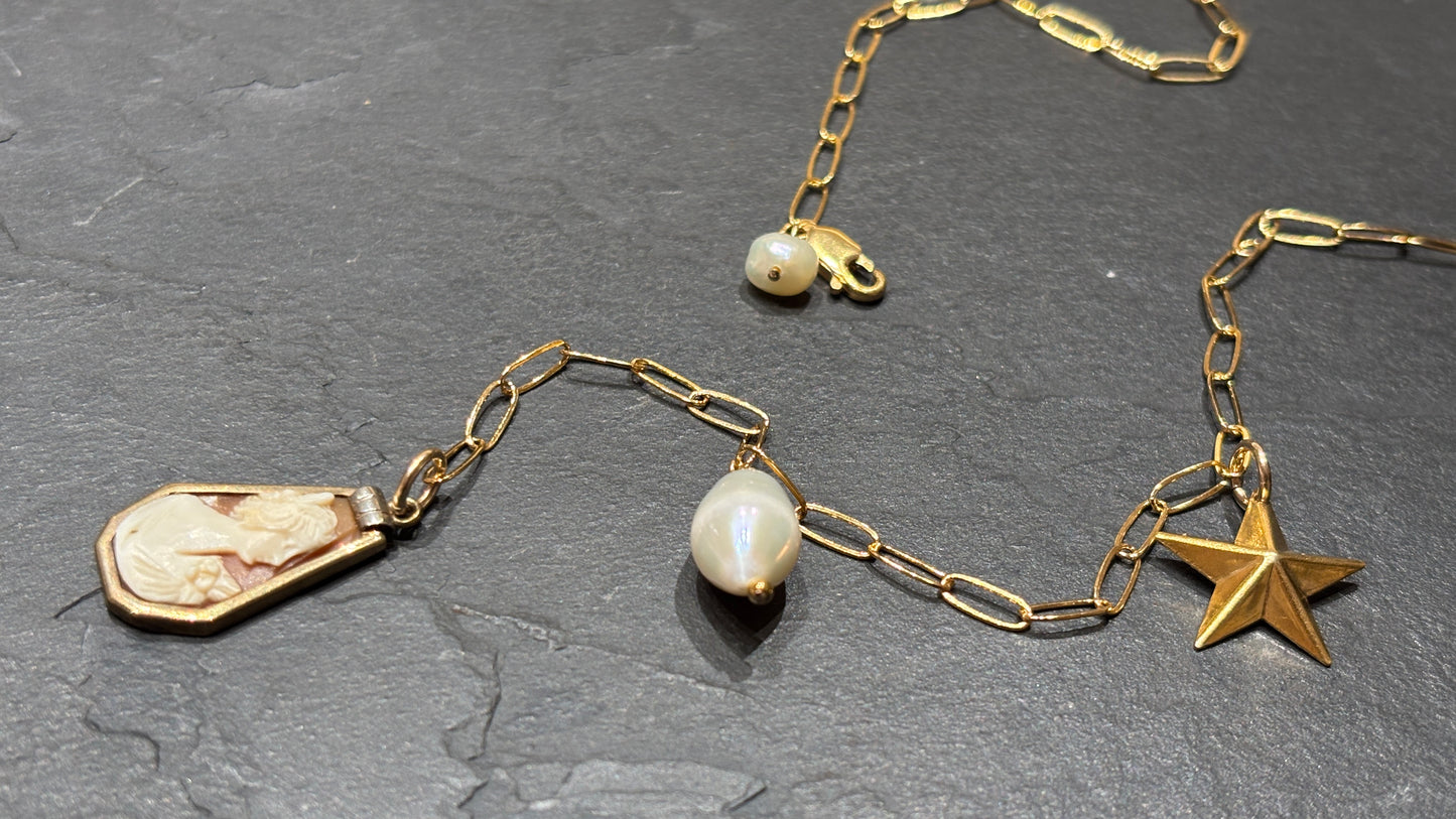 Collier lasso, Camee et perles
