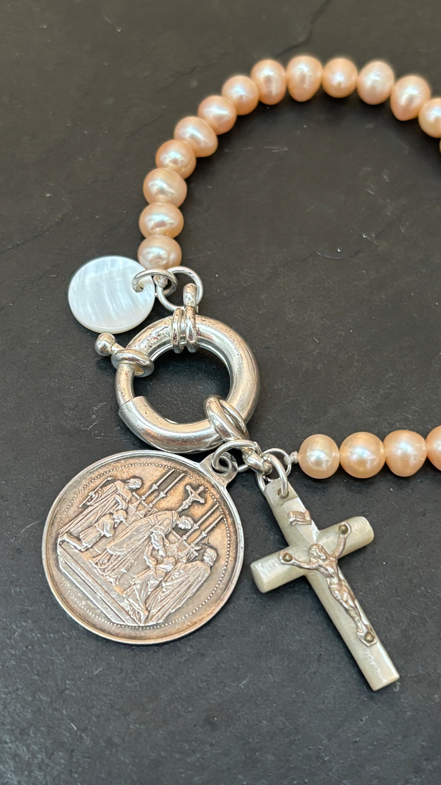 Collier de perles baroques rosées, médaille de Communion de 1879, croix de nacre