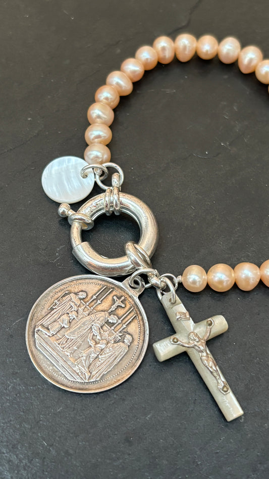Collier de perles baroques rosées, médaille de Communion de 1879, croix de nacre