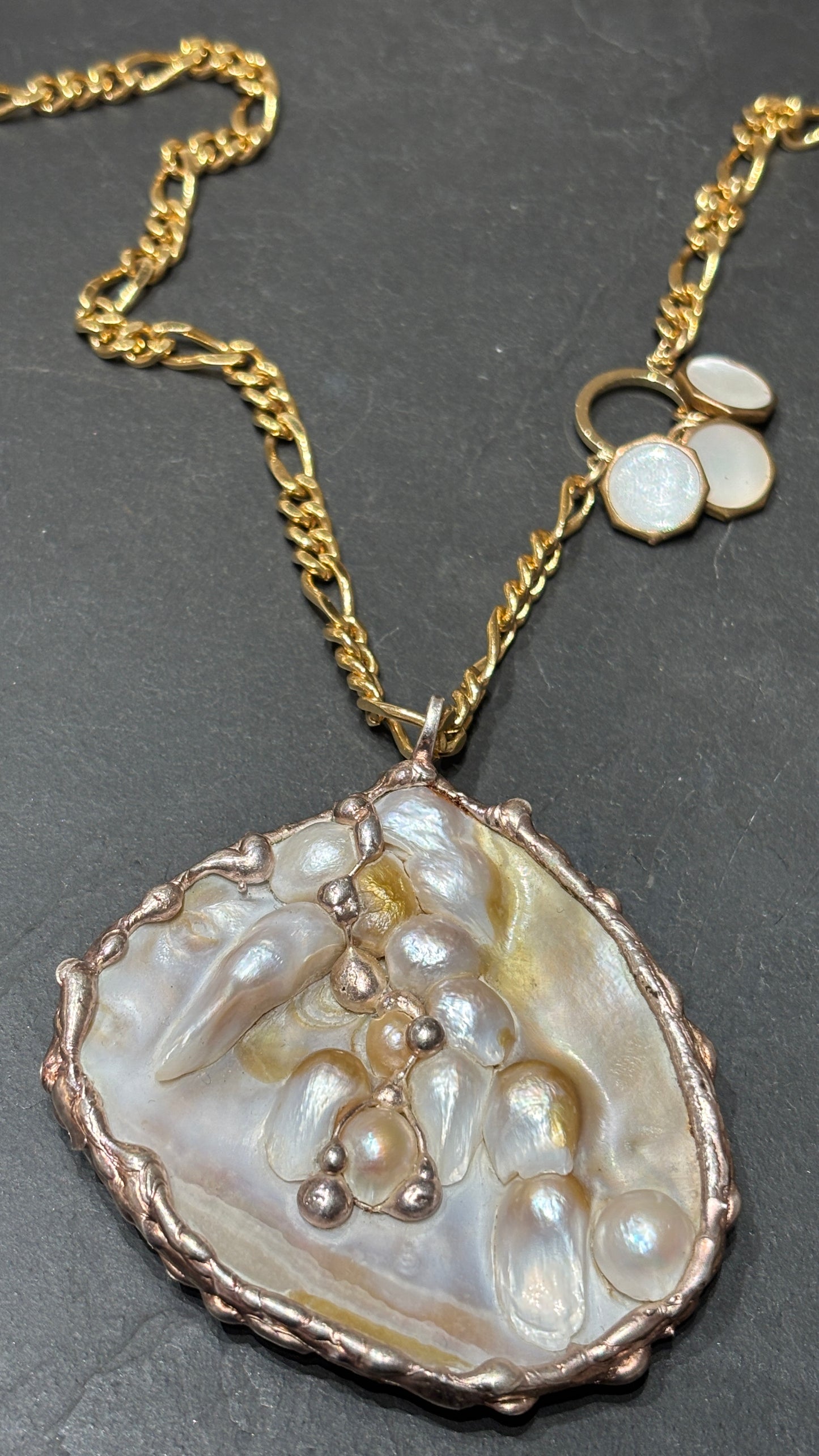 Sautoir et médaillon de nacre perlière