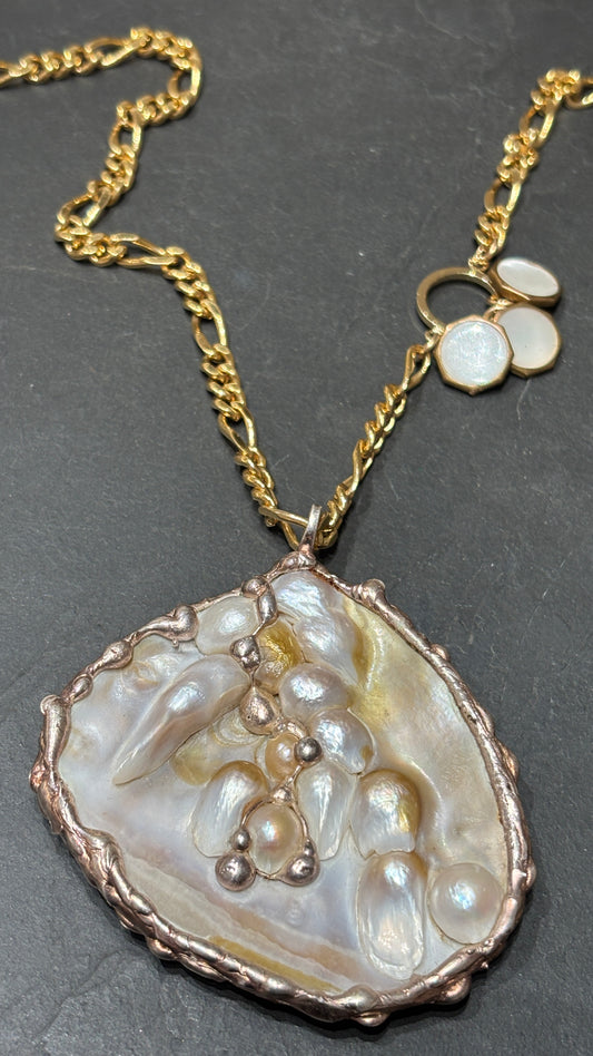 Sautoir et médaillon de nacre perlière