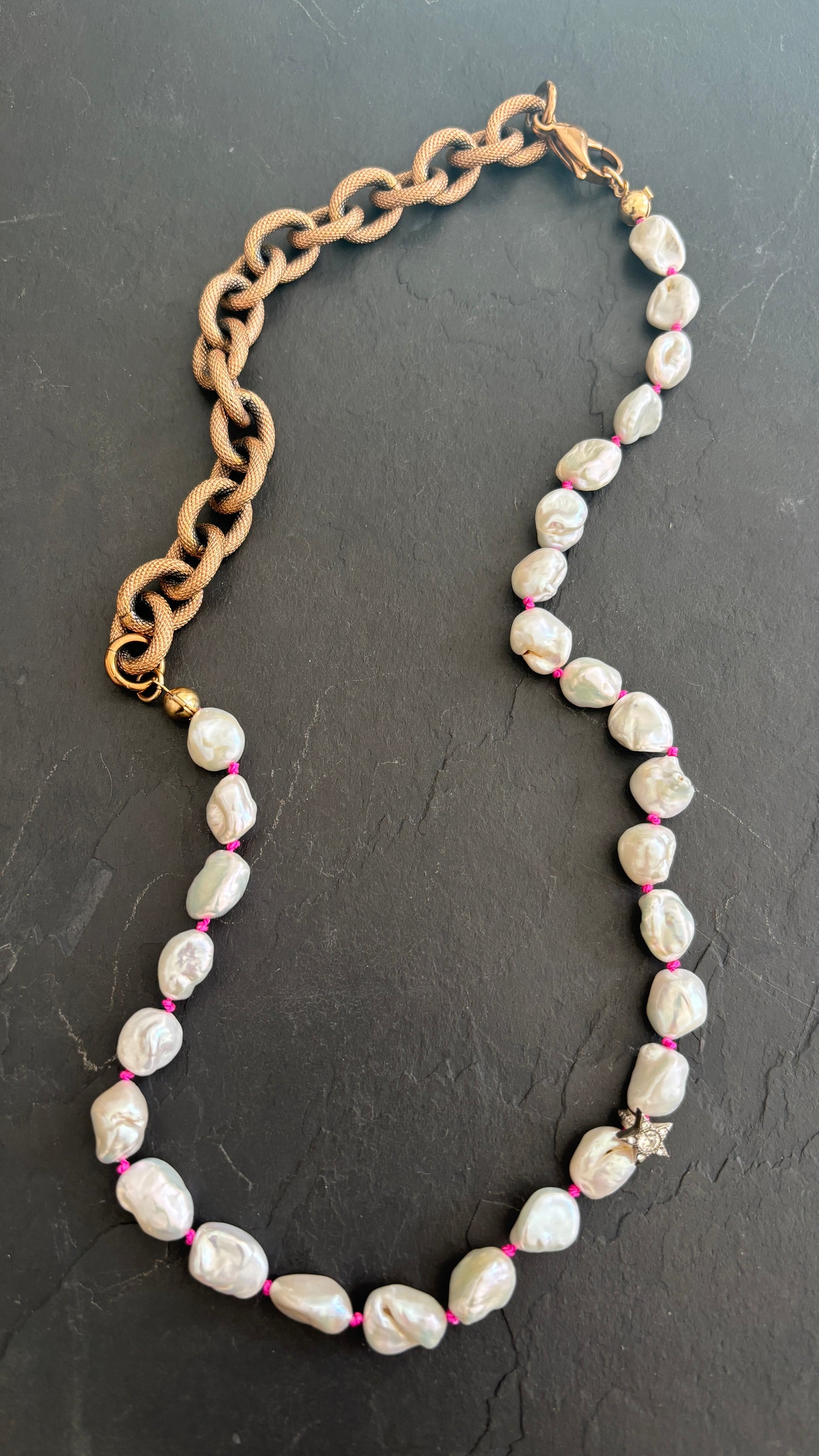 Collier de perles baroques sur fil rose et large chaîne diamantée