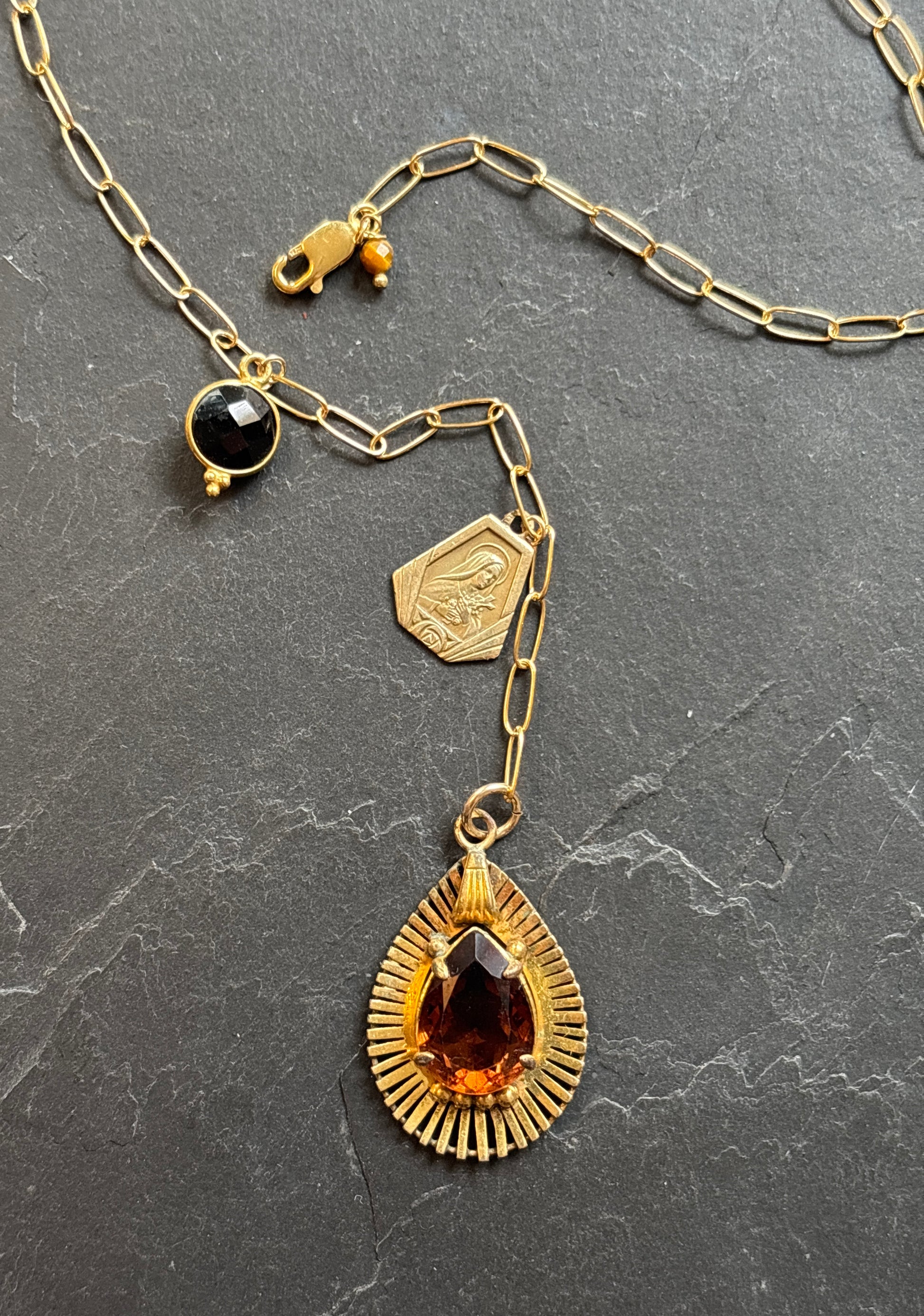 Collier lasso médaillon 70, médaille de Ste Thérèse et quartz cognac - blissparis