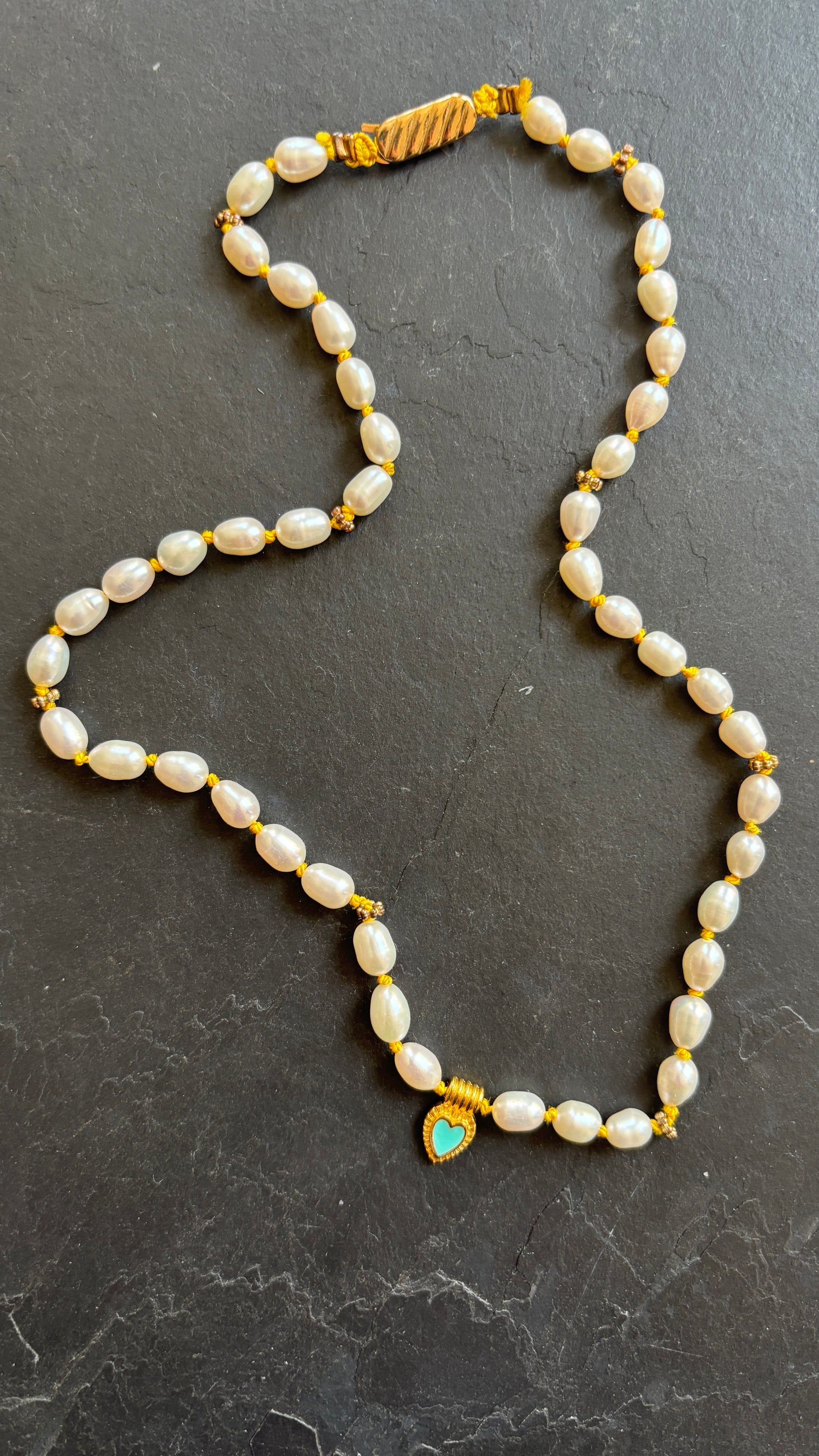 Collier de perles upcyclees sur fil de soie jaune - blissparis