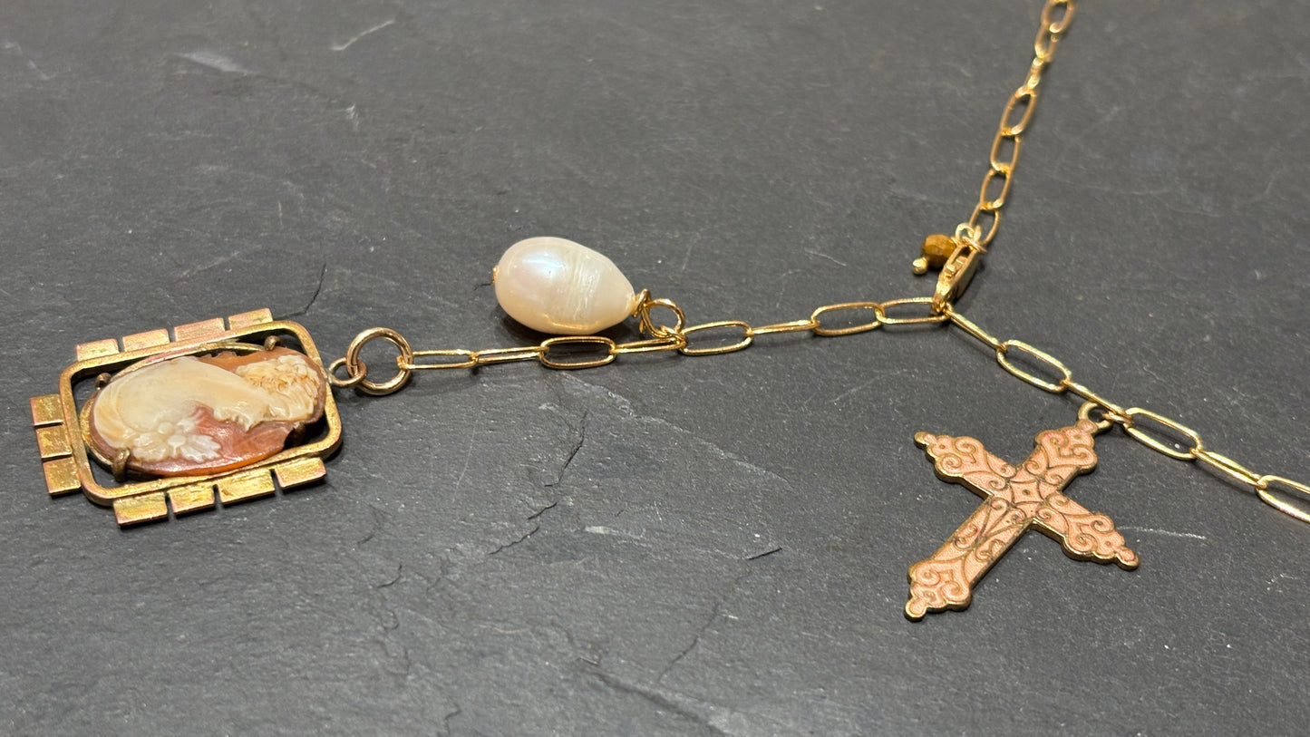 Collier lasso, Camée et croix émaillée