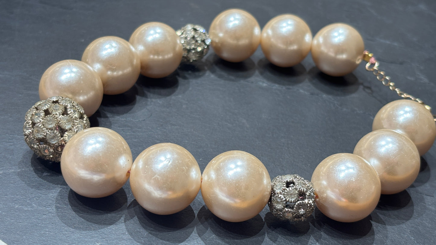 Collier de larges perles et strass