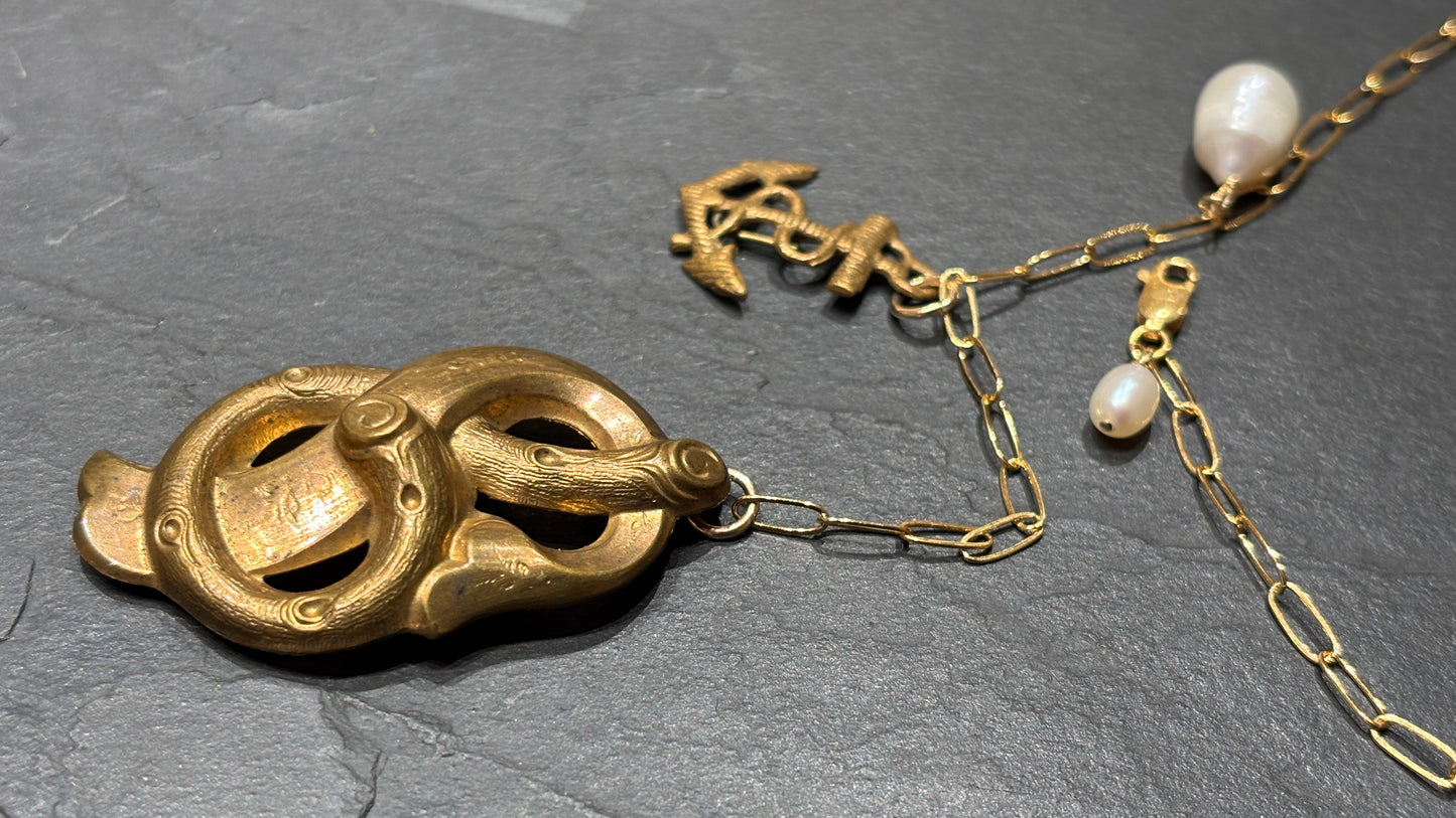 Collier lasso, ancre, perle et motif végétal