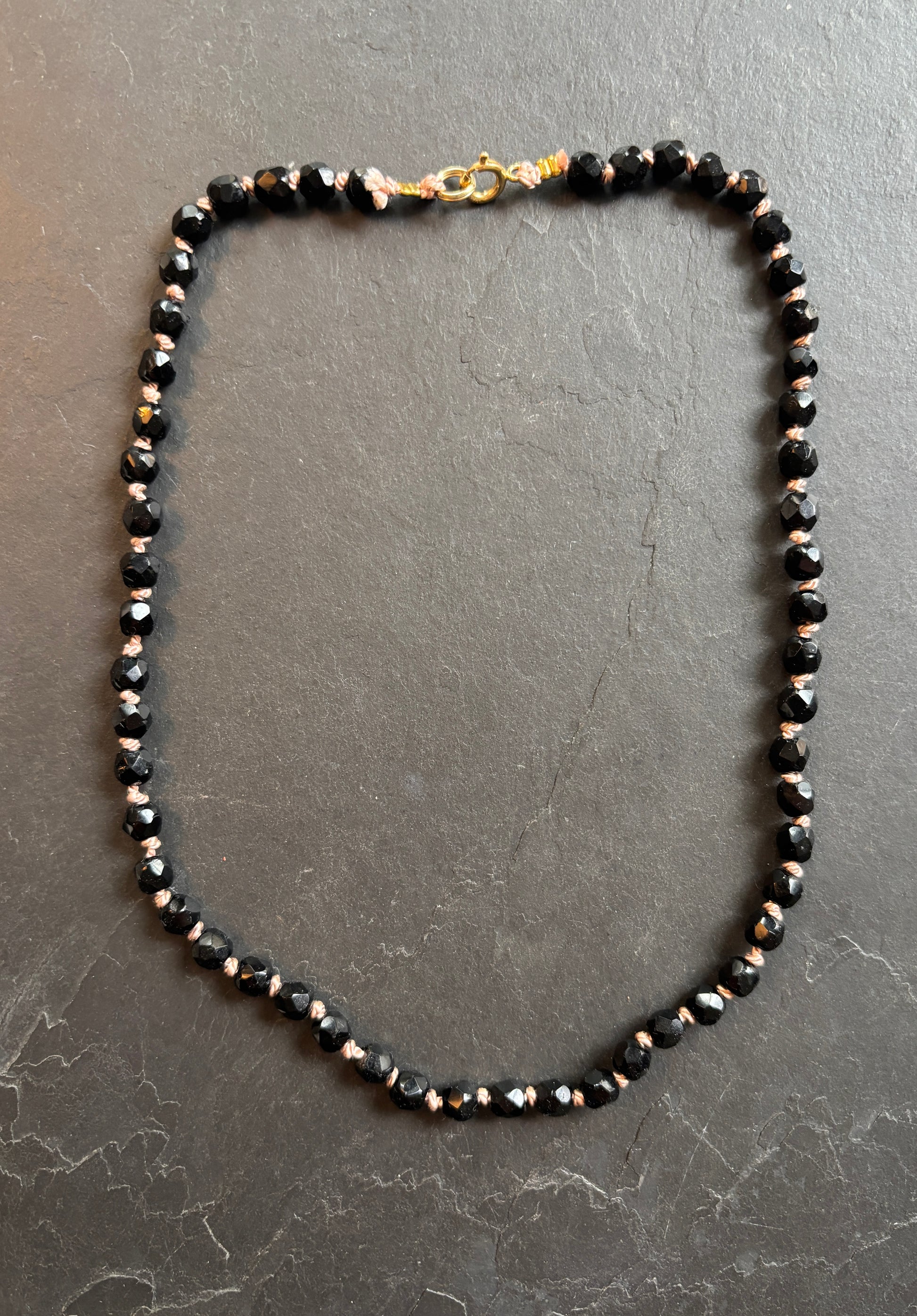 Collier en perles de jais - blissparis