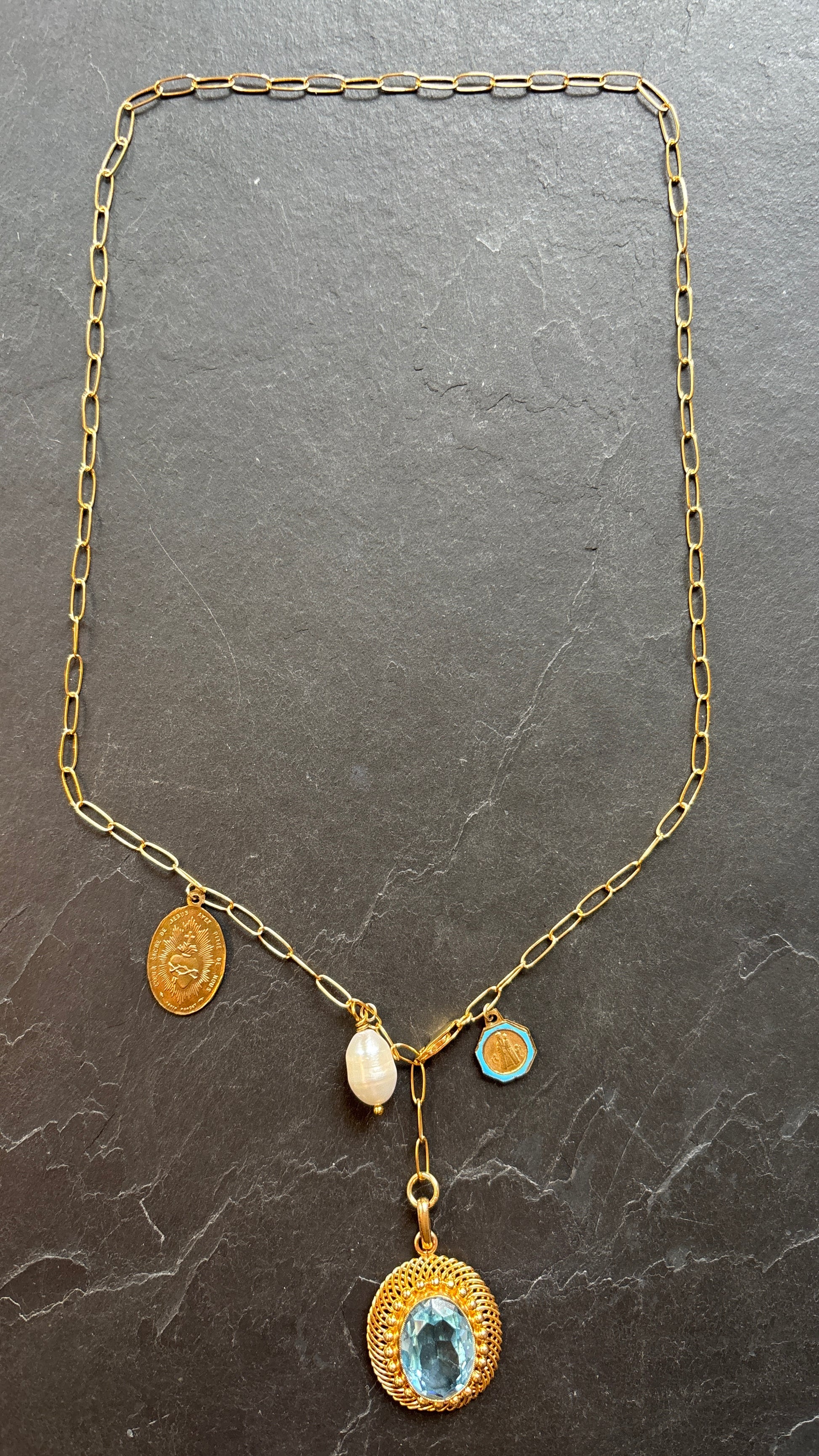 Collier lasso, médaillon en Topaze années 50, Vierge émaillée et perle baroque - blissparis