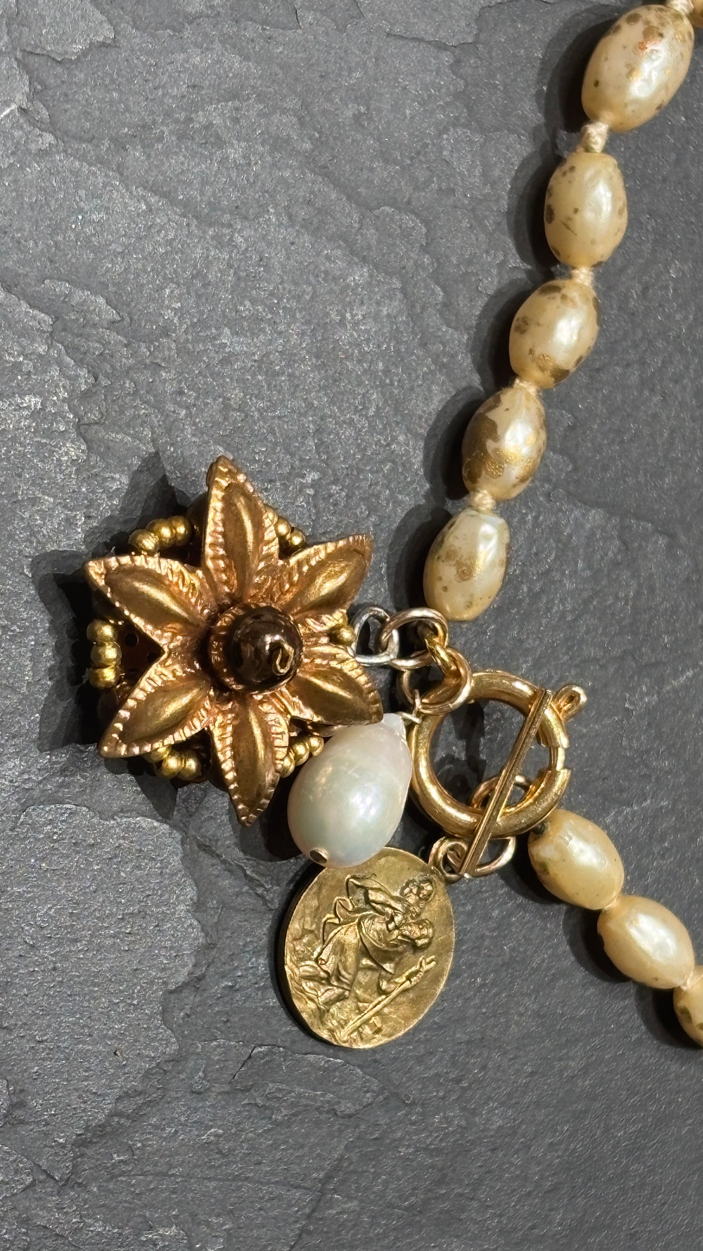 Collier de perles fantaisies , médaille de St Christophe, perle et fleur ancienne