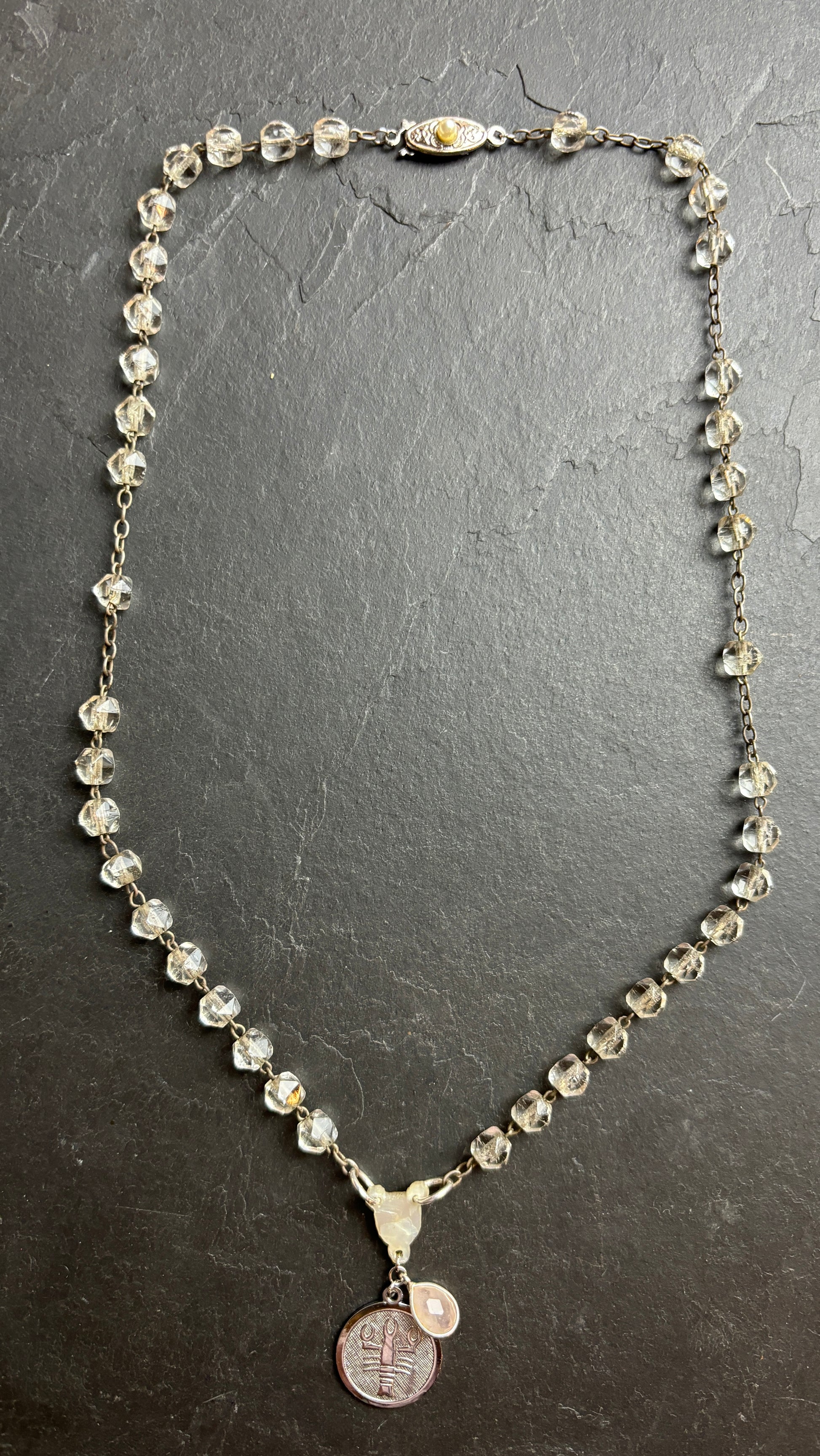 SCORPION . Collier chapelet , nacre et quartz rose - blissparis