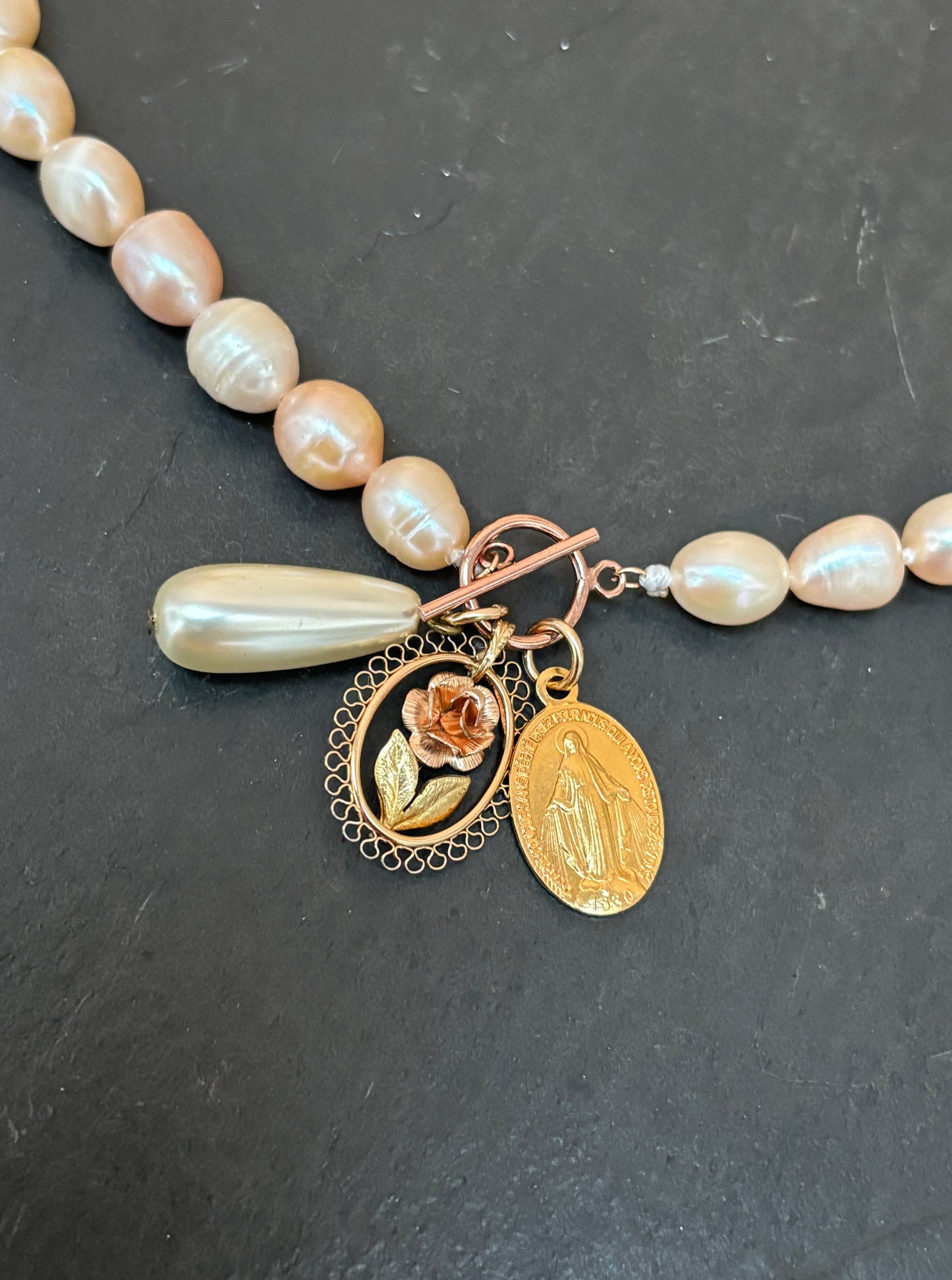 Collier de perles baroques rosées, pendentif à la rose, médaille miraculeuse