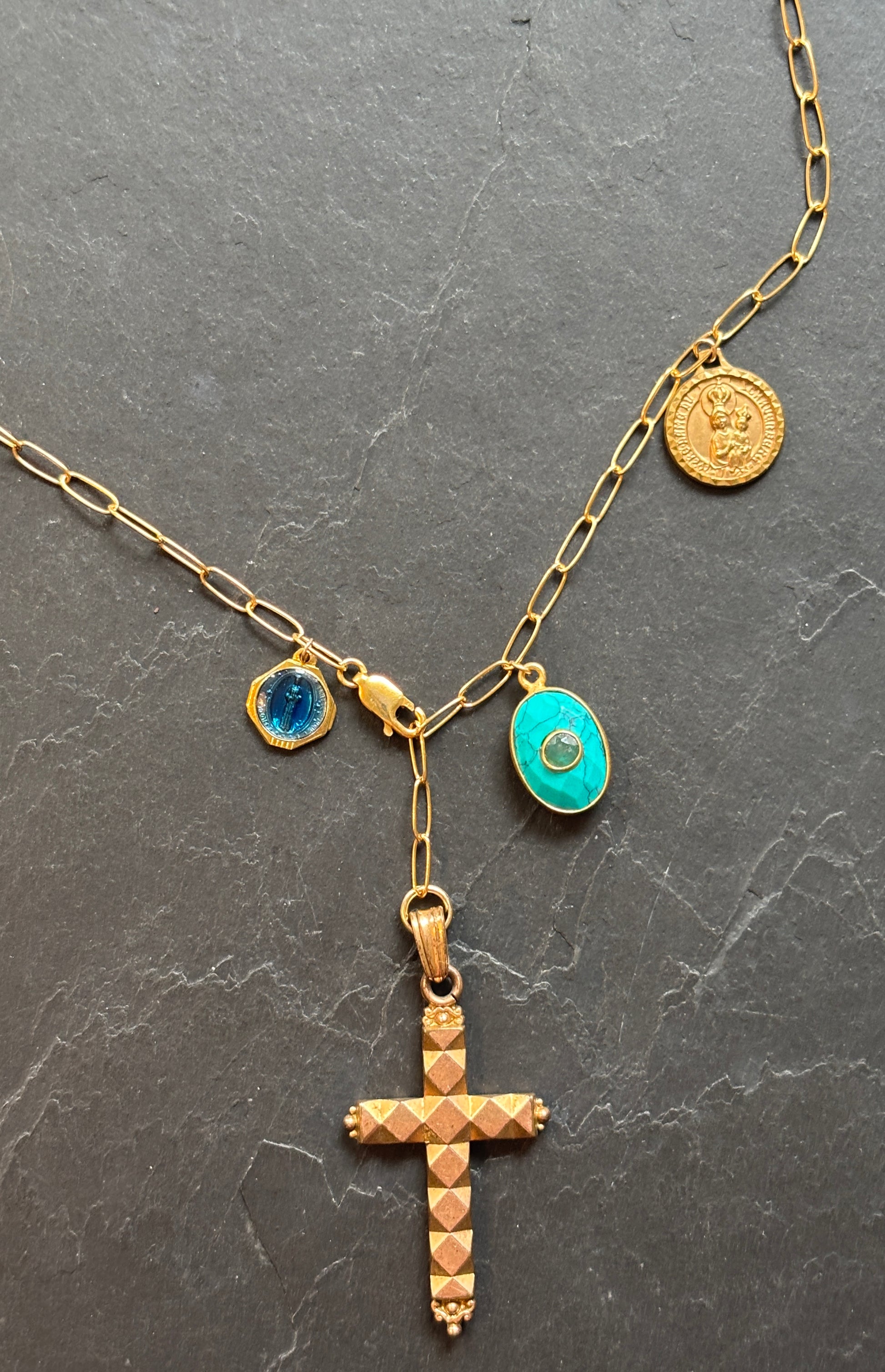 Collier lasso croix, turquoise et médailles - blissparis