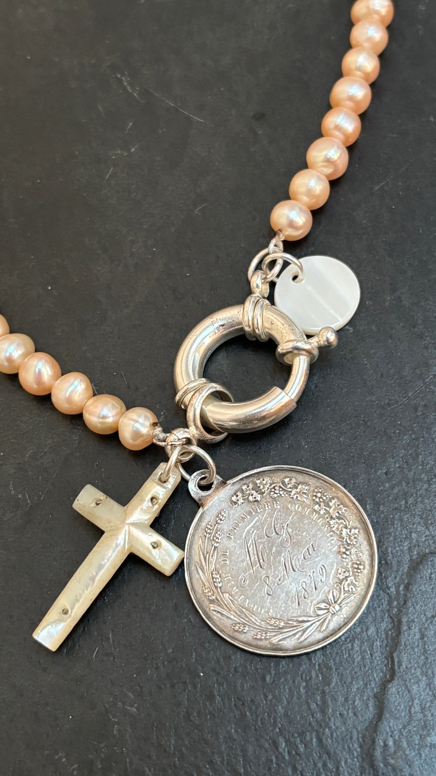 Collier de perles baroques rosées, médaille de Communion de 1879, croix de nacre