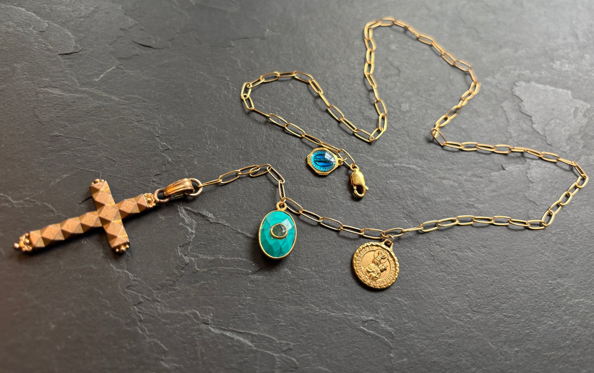 Collier lasso croix, turquoise et médailles - blissparis