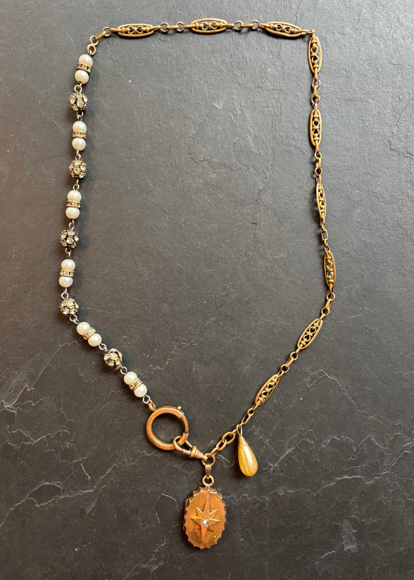 Collier perles, strass, chaîne filgrane et médaillon à secret - blissparis