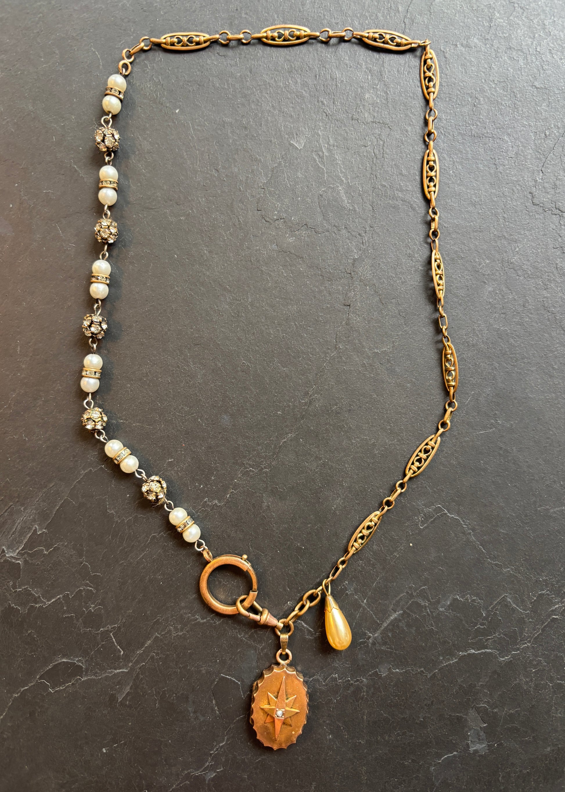 Collier perles, strass, chaîne filgrane et médaillon à secret - blissparis