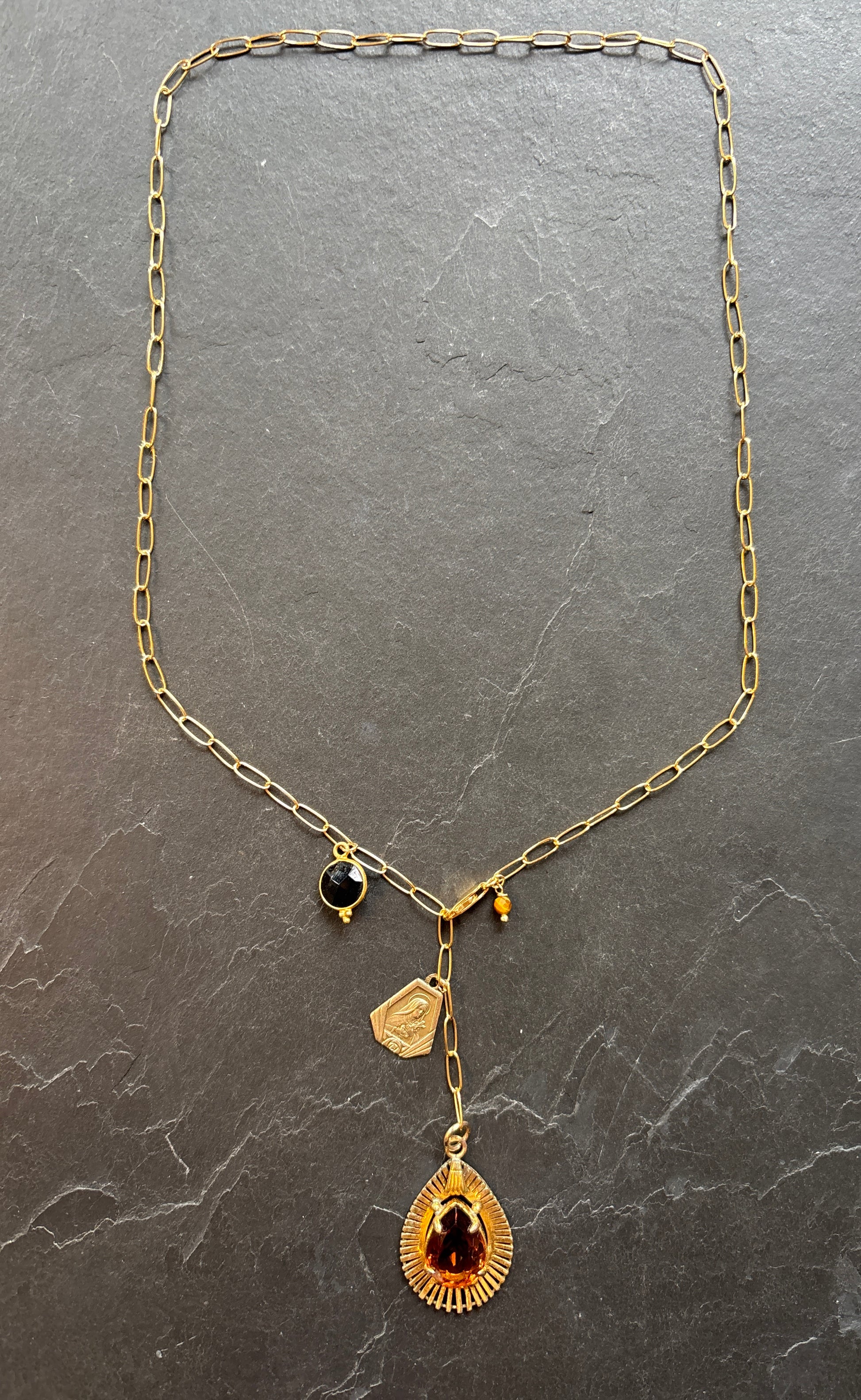 Collier lasso médaillon 70, médaille de Ste Thérèse et quartz cognac - blissparis