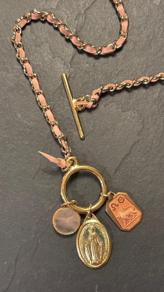 LION. Collier chaîne et cuir rose, quartz et médailles - blissparis